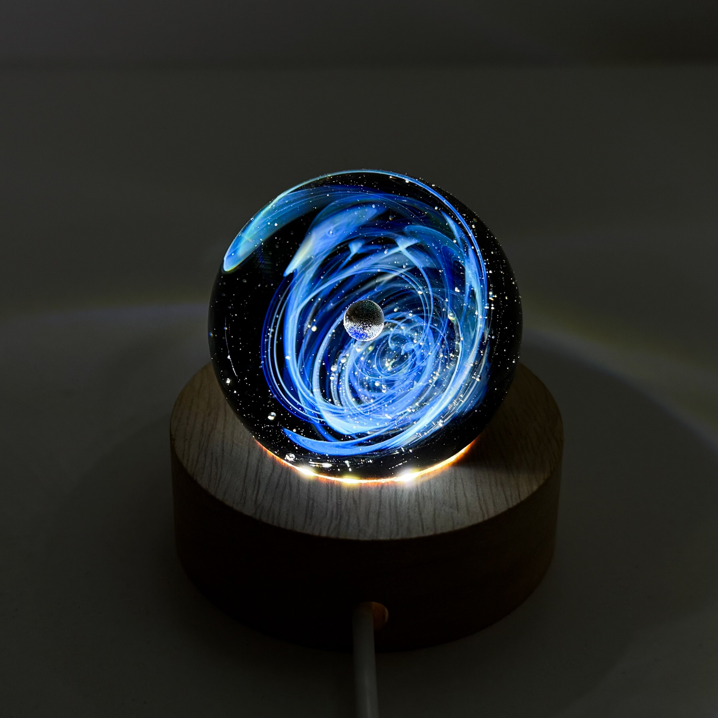 Sphère de verre artisanale Galaxie et support led