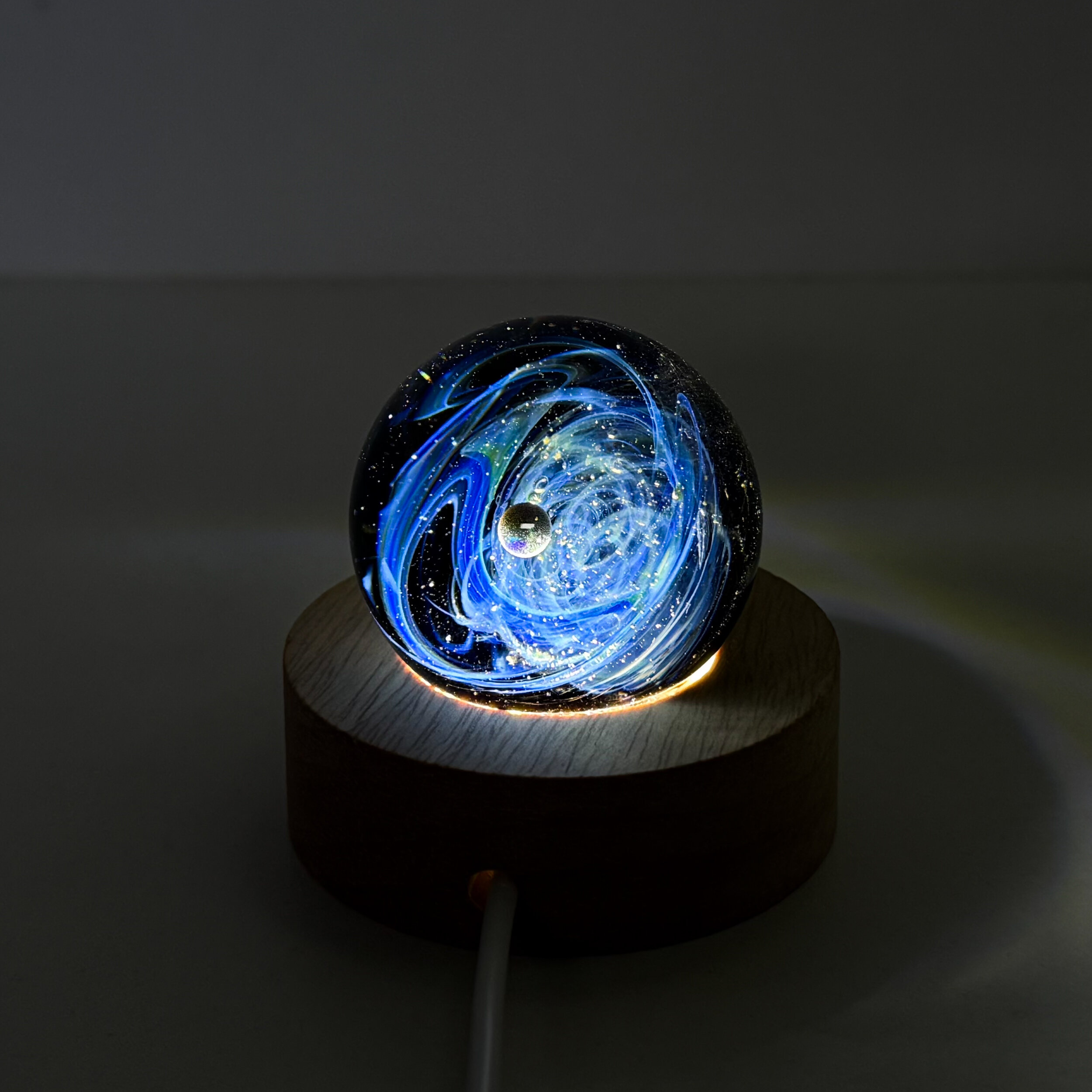 Sphère Galaxie artisanale sur socle lumineux