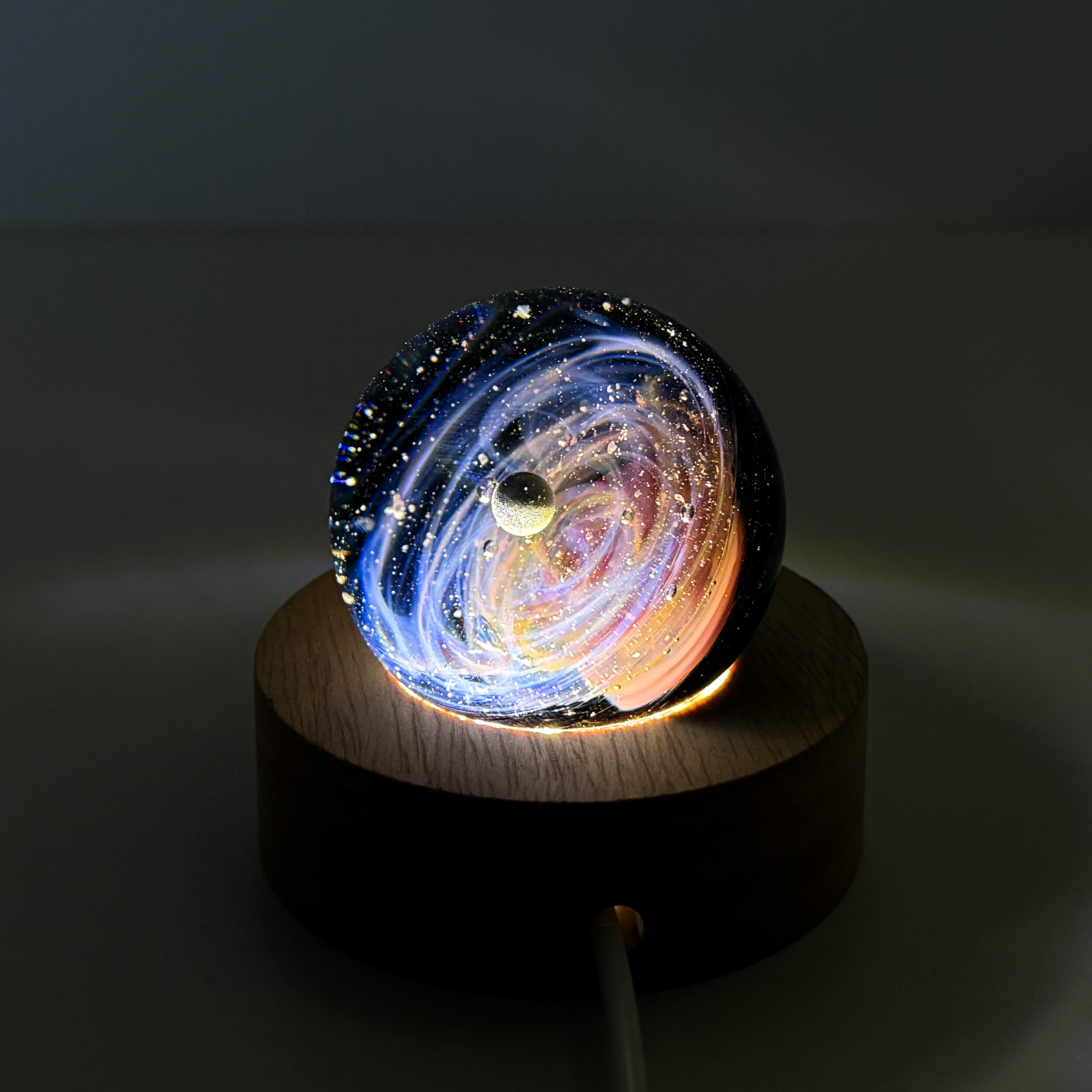 Sphère de verre Galaxie fabriquée à la main sur socle Led