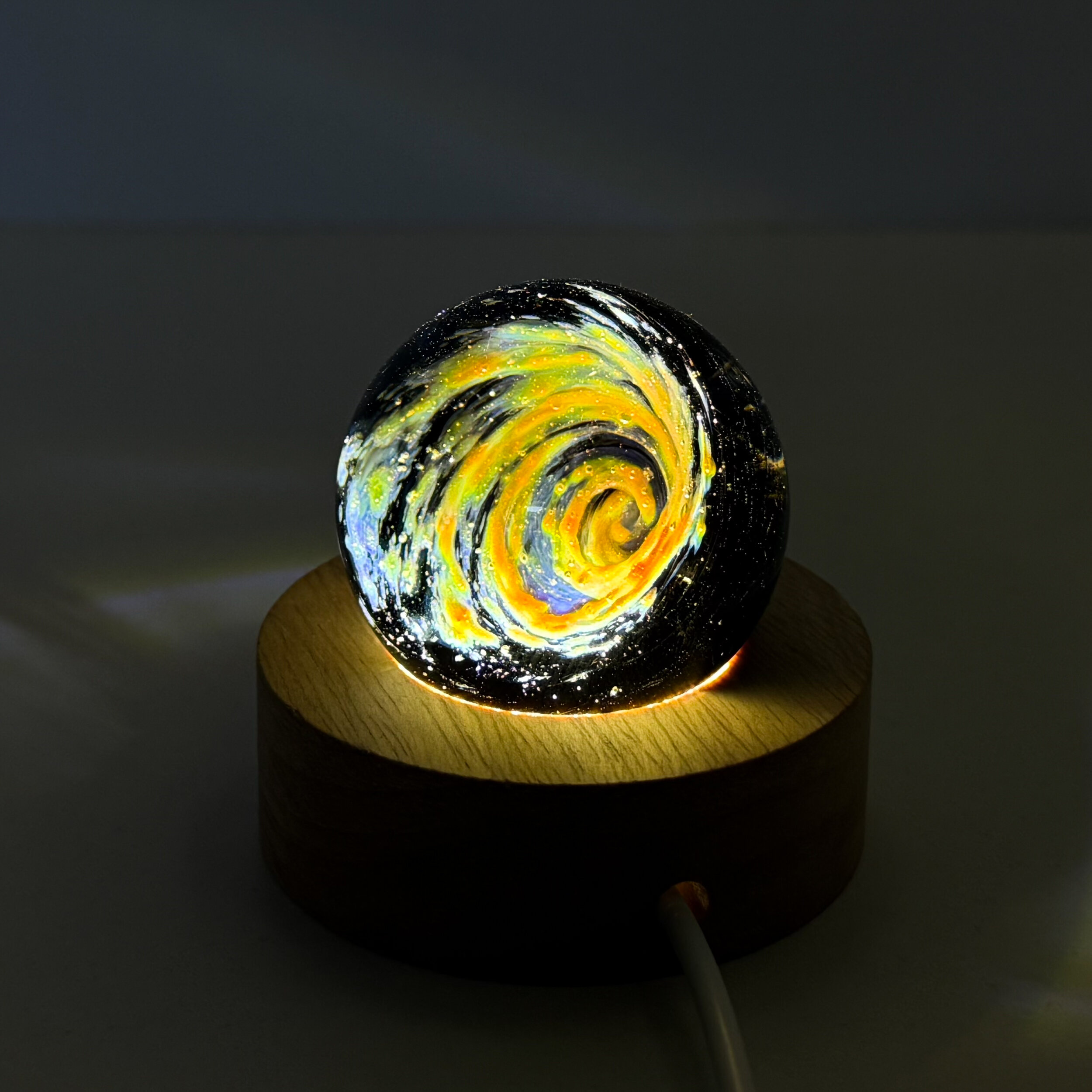 Sphère de verre Vortex sur socle Led