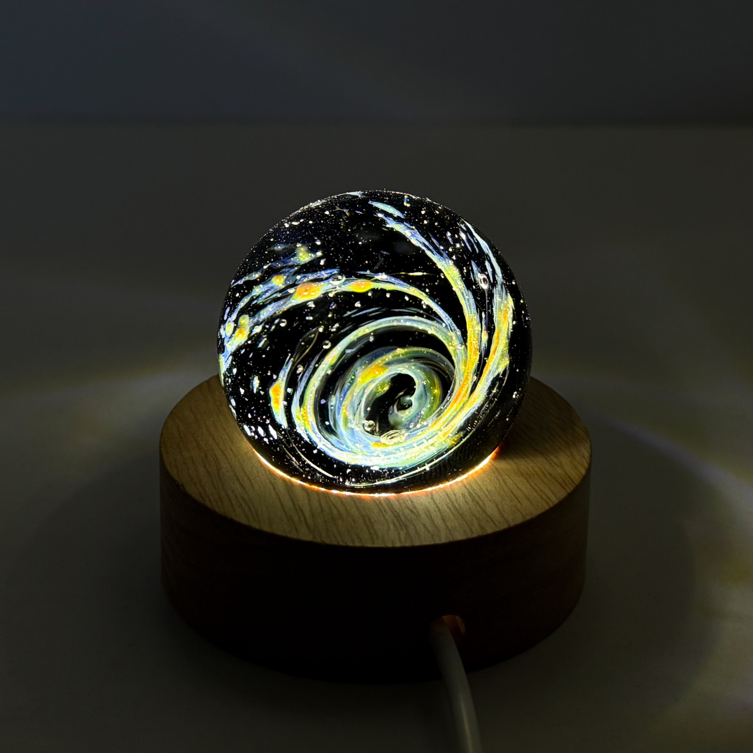 Sphère de verre galaxie spirale et socle led