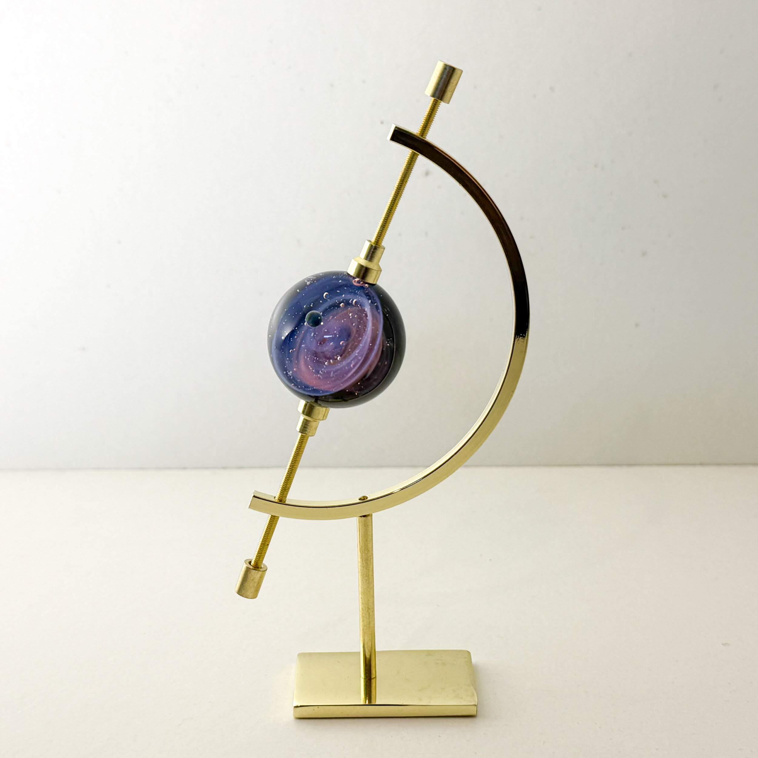 Mini sphère de verre Nébuleuse et socle laiton