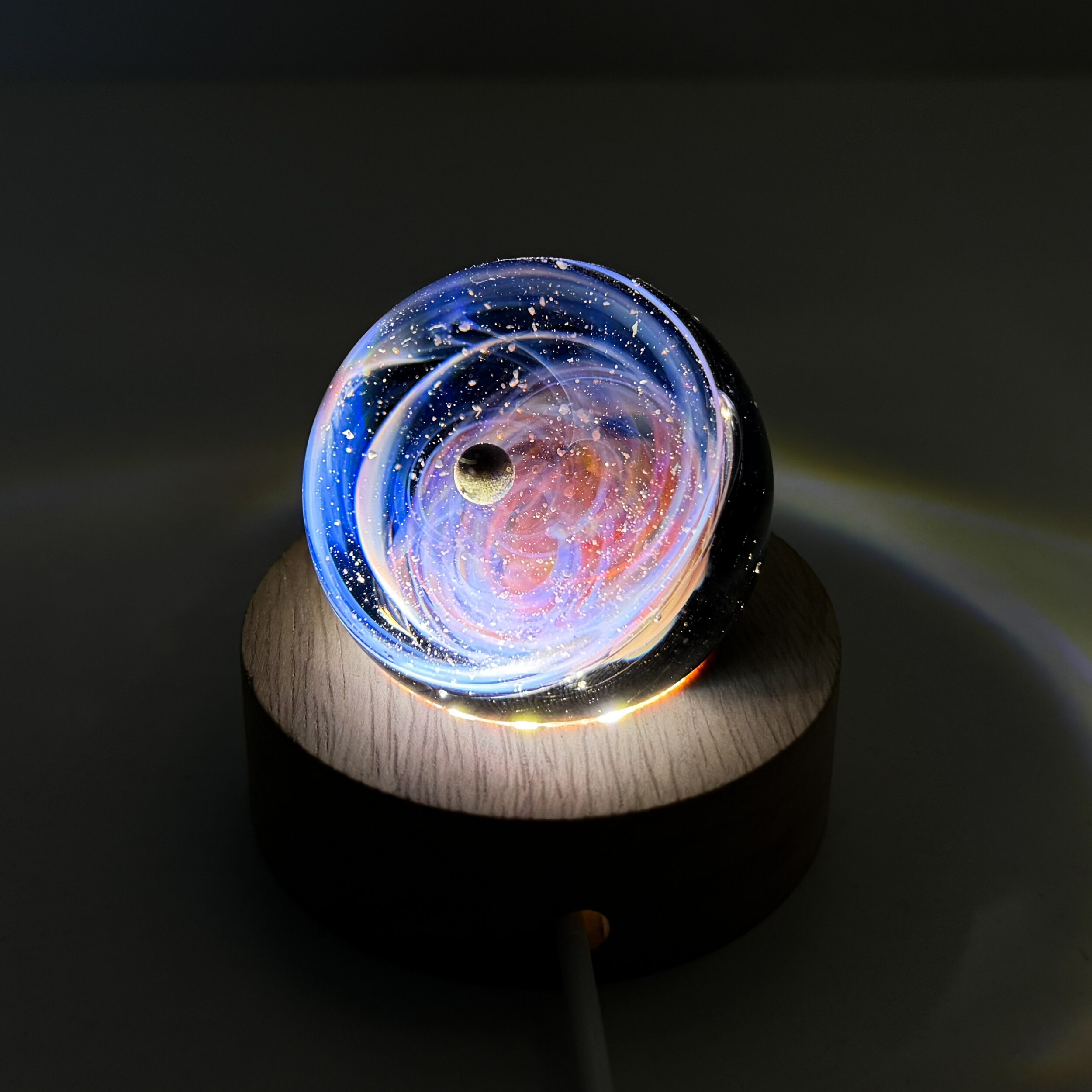 Sphère de verre Galaxie fabriquée à la main sur socle Led