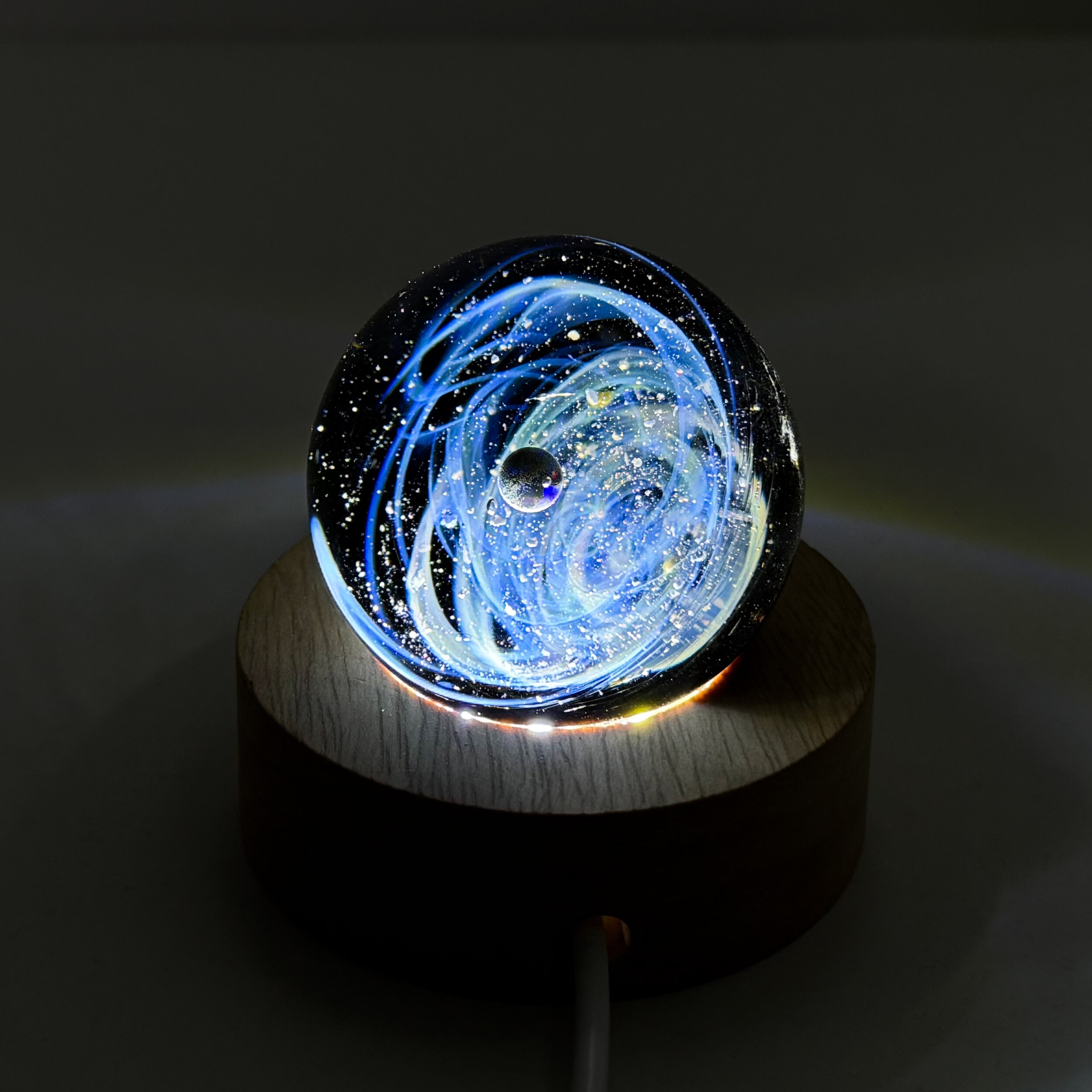 Sphère de verre artisanale Galaxie et support led