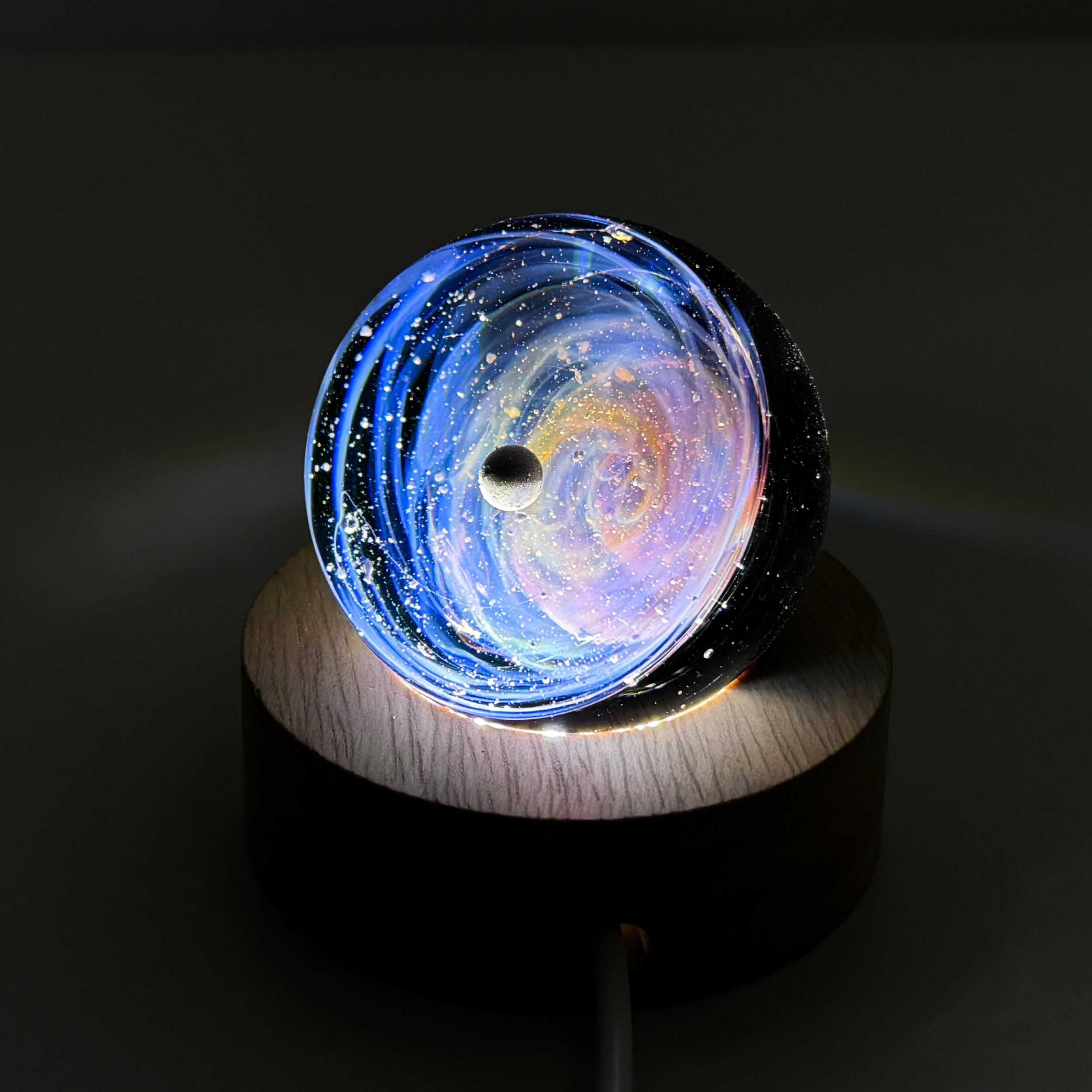 Sphère de verre Galaxie sur socle lumineux