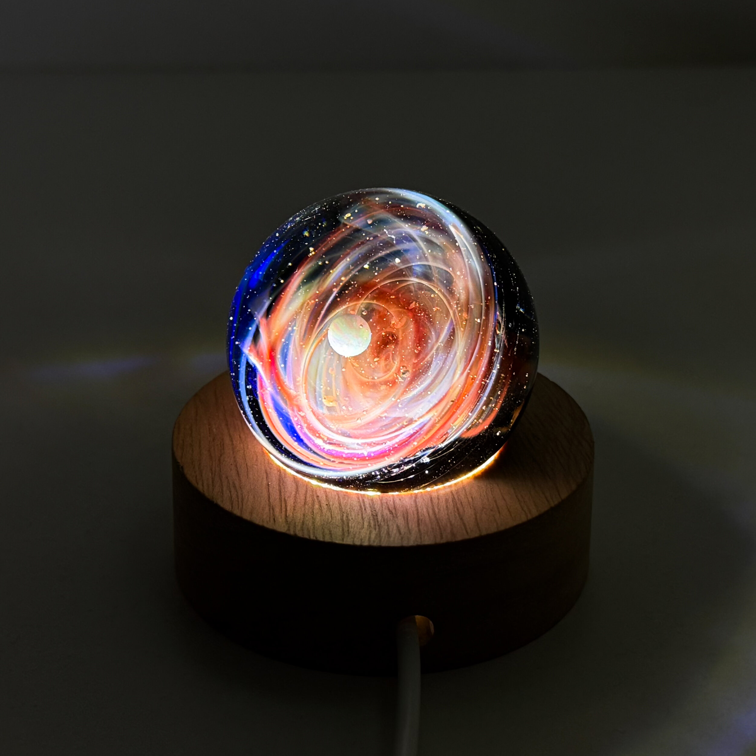 Sphère de verre galaxie rouge sur support led
