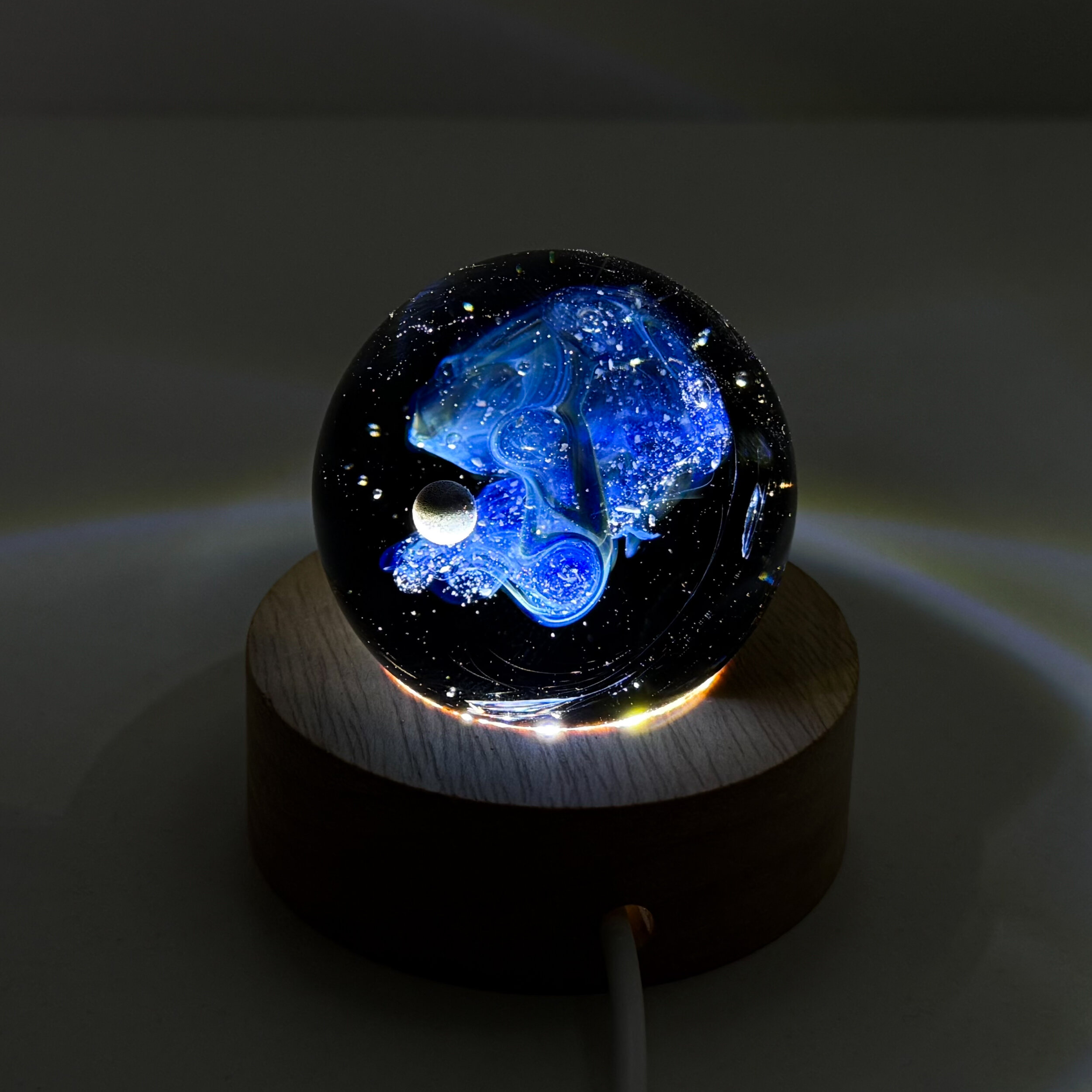 Sphère de verre artisanale Nébuleuse et socle led