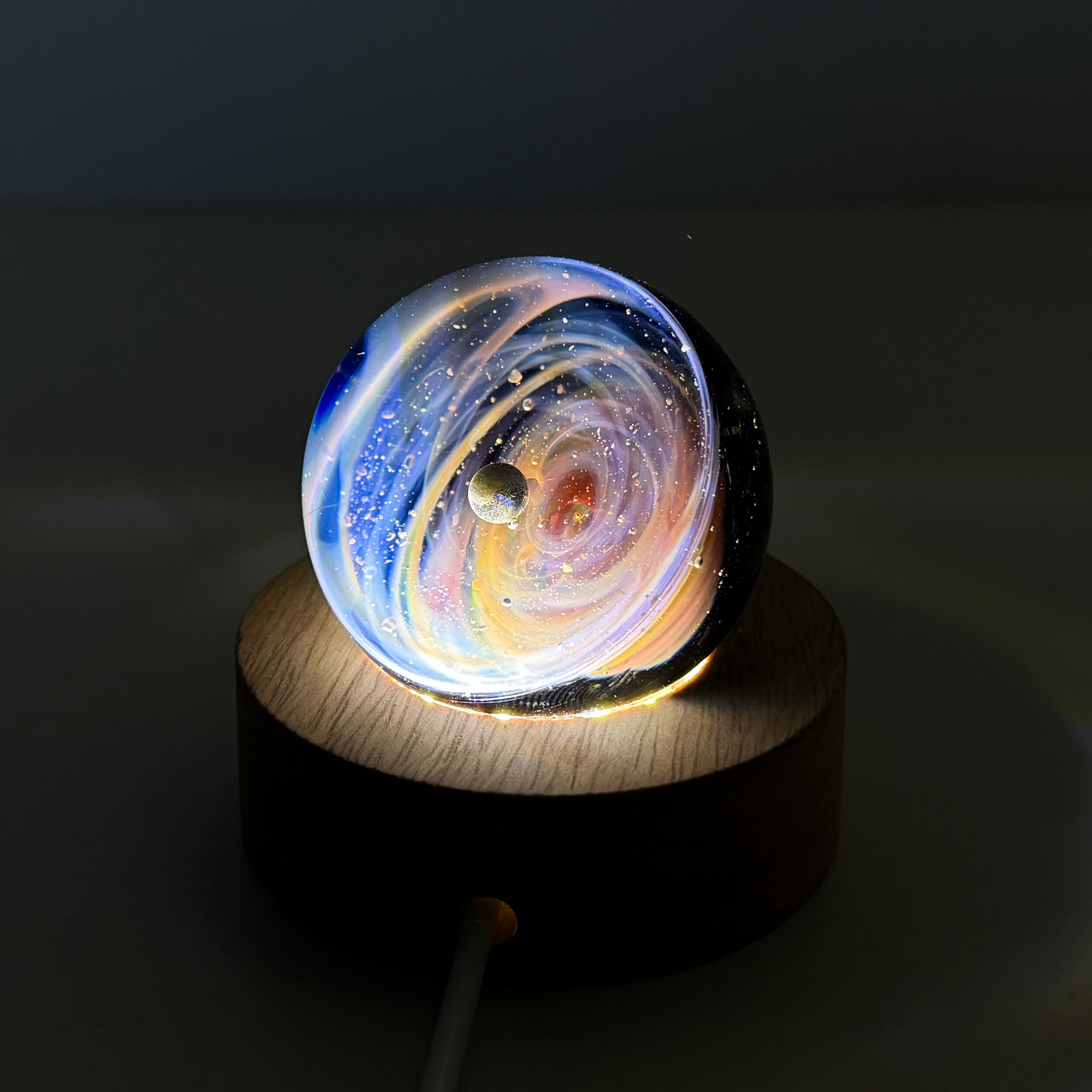 Sphère de verre Galaxie sur socle lumineux