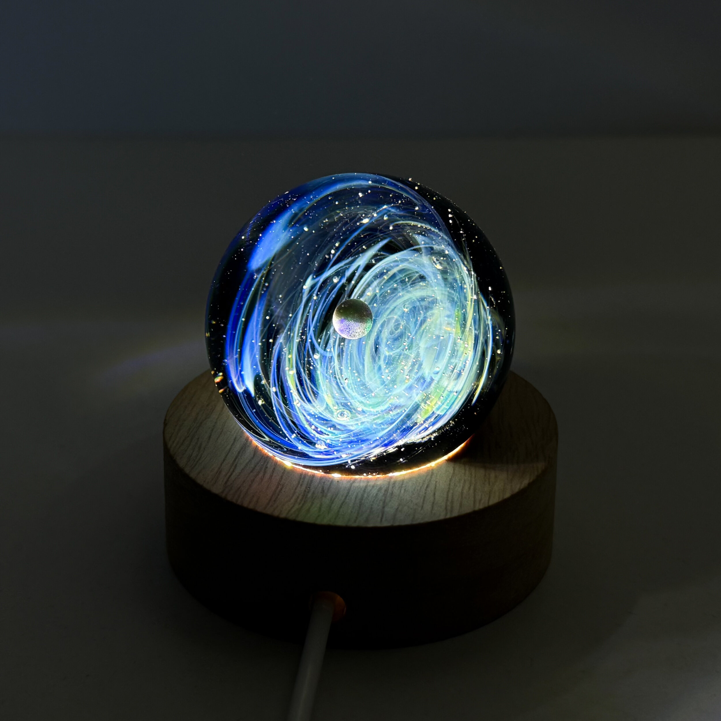 Sphère de verre artisanale Galaxie et support led