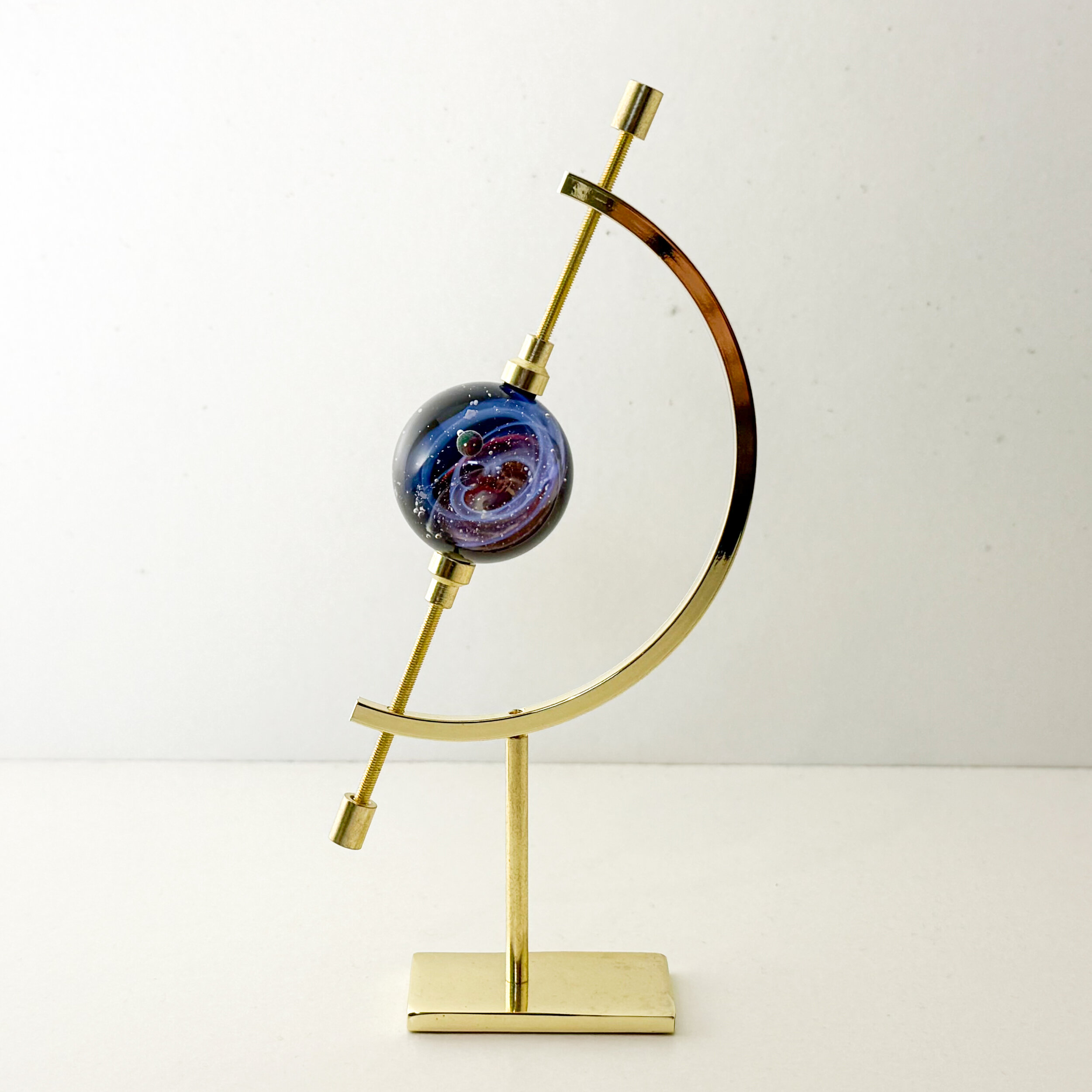 Mini sphère de verre Nébuleuse et socle laiton