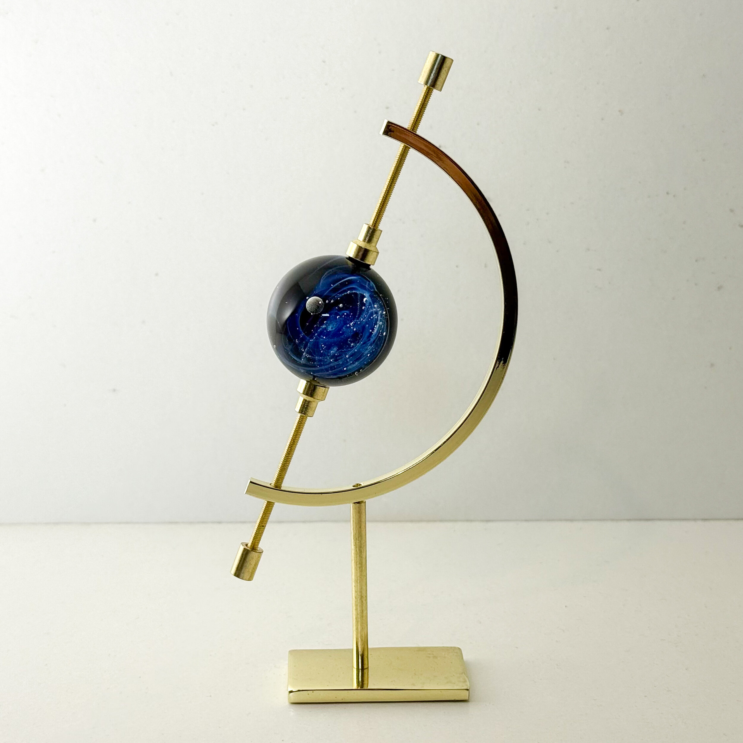 Mini sphère de verre galaxie sur socle laiton