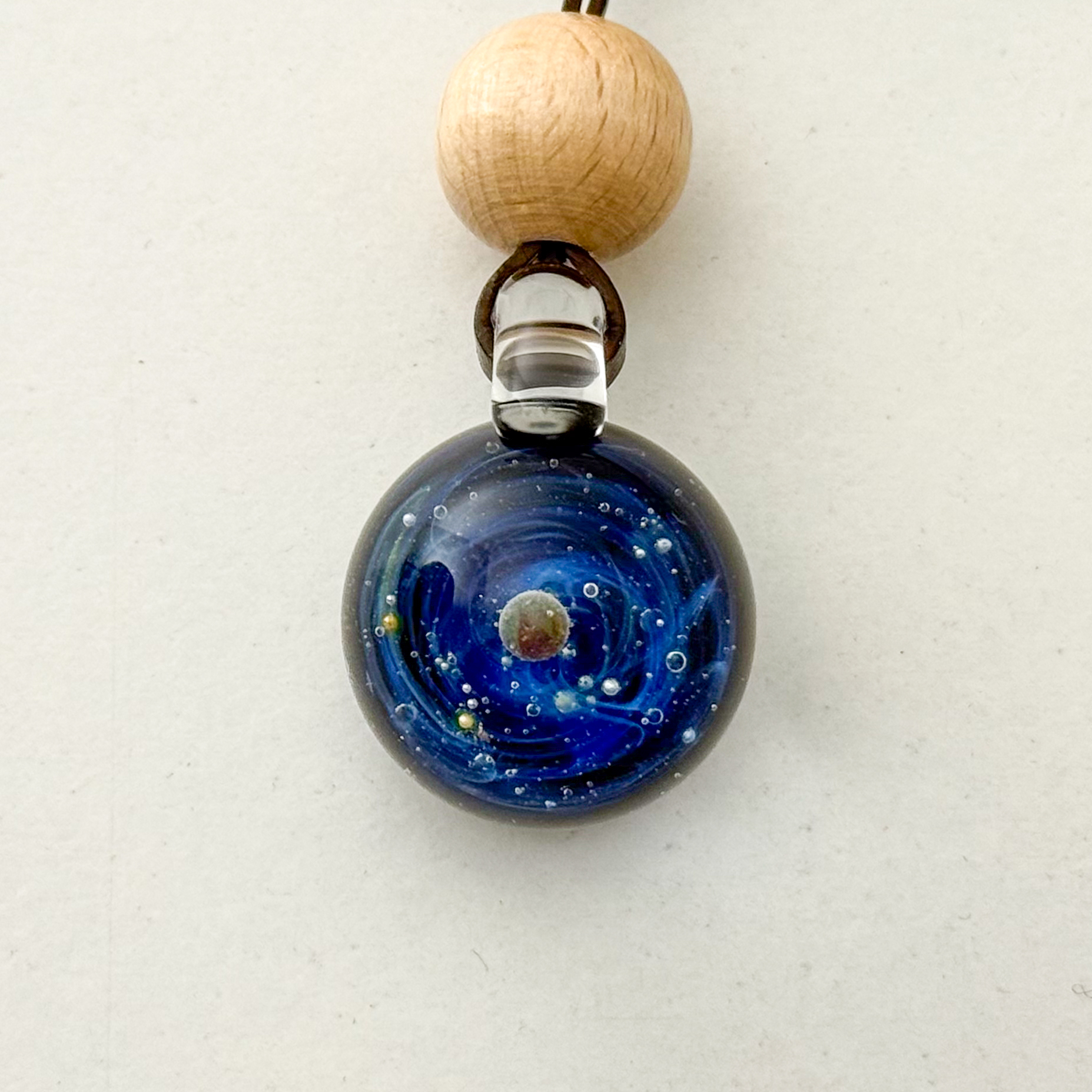 Pendentif Galaxie en verre bleu fabriqué à la main