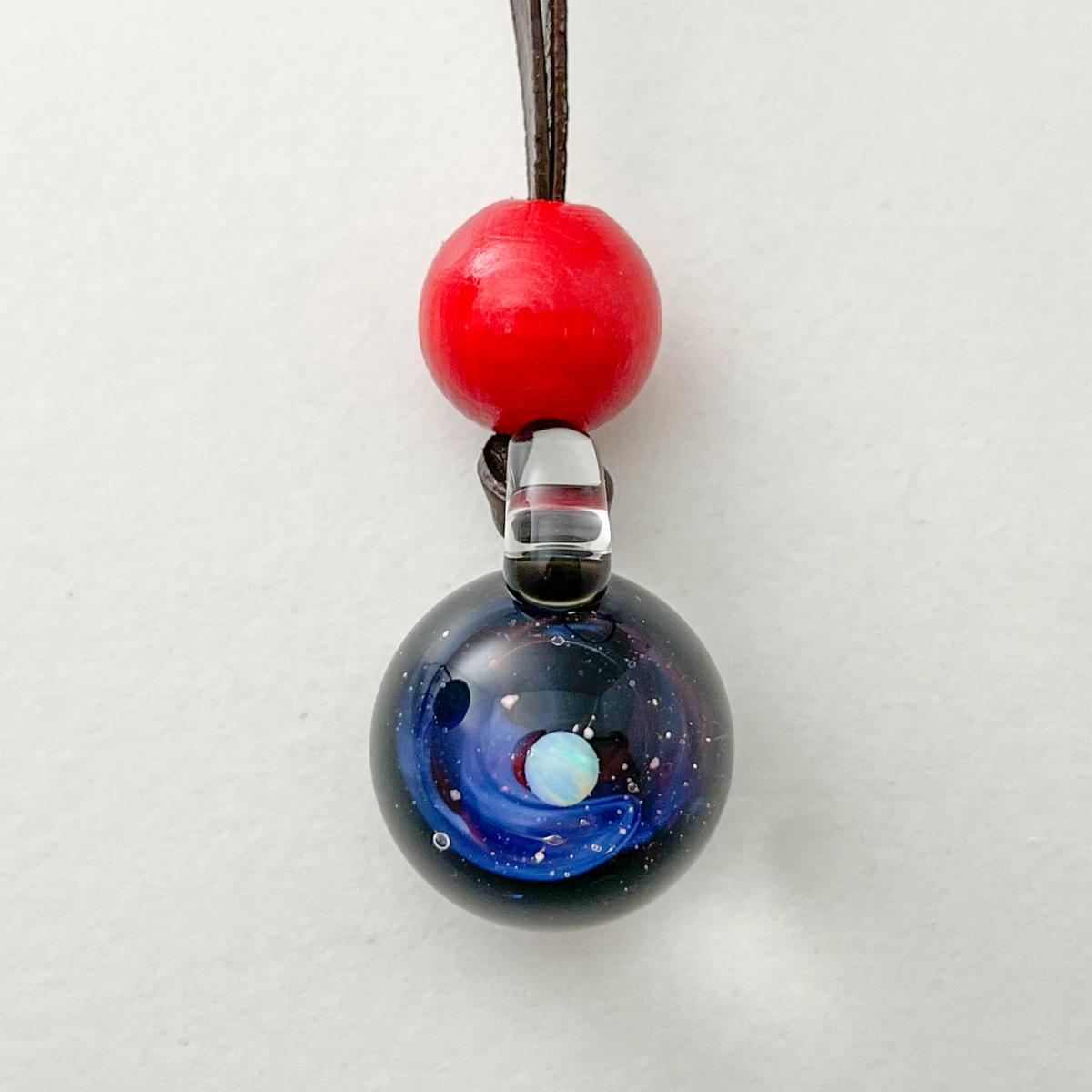 Pendentif nébuleuse en verre rouge et bleu