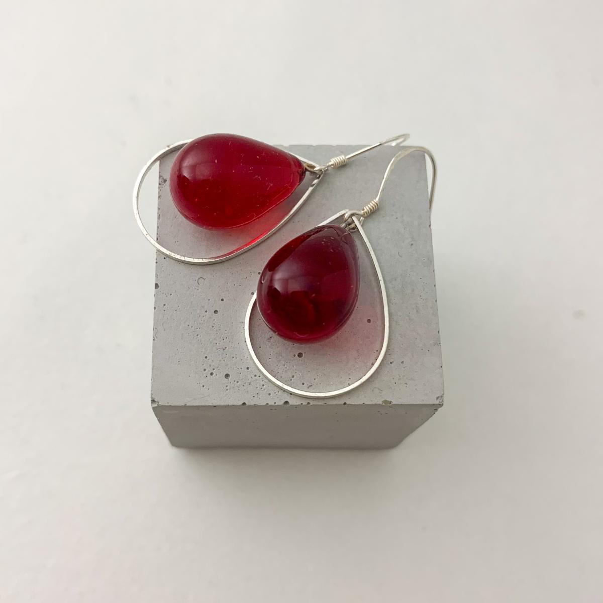 Boucles d\'oreilles double goutte en verre rouge