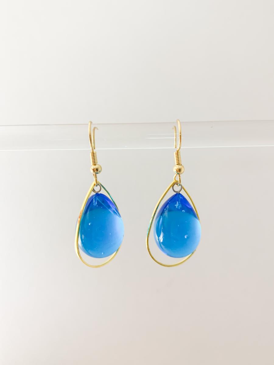 Boucles d\'oreilles double goutte en verre bleu et or