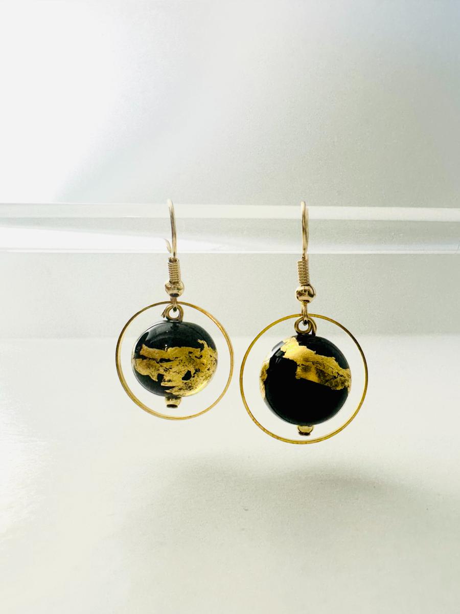 Boucles d\'Oreilles Verre Noir et Feuille d\'Or