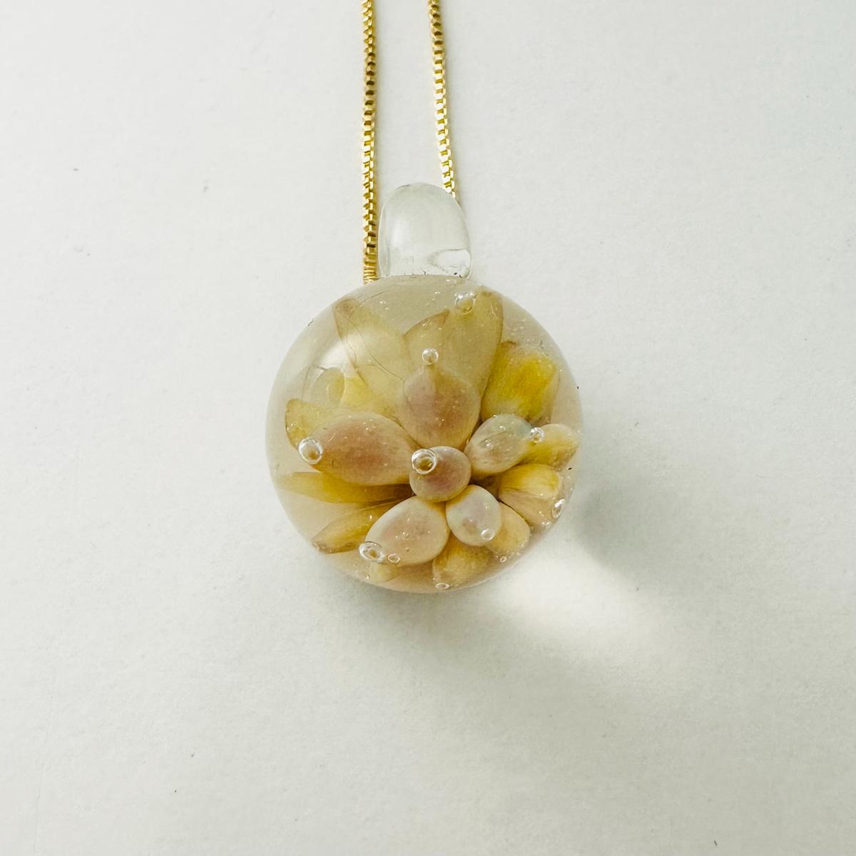 Collier fleur bouton d\'or