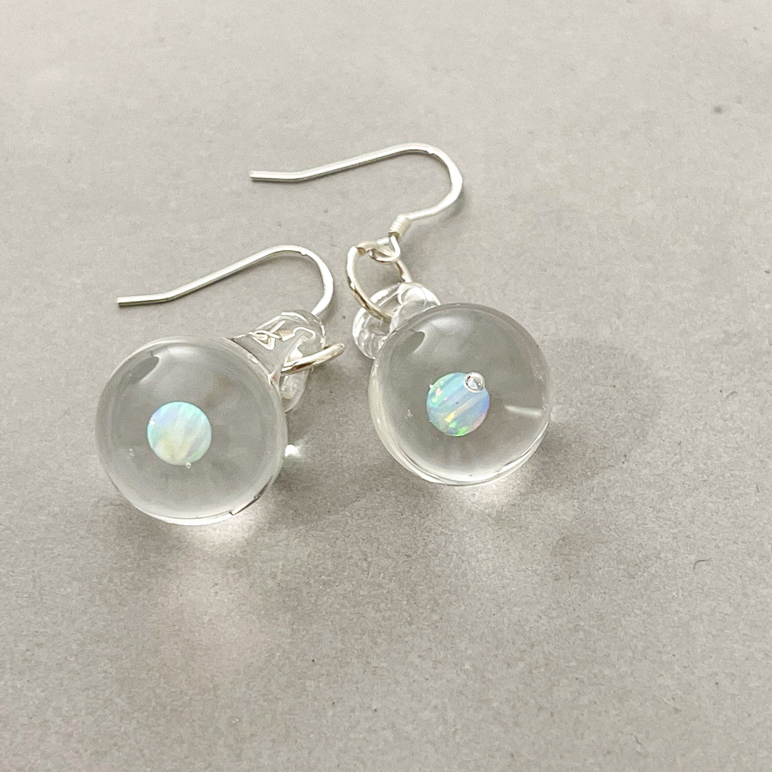 Boucles d\'oreilles opale blanche