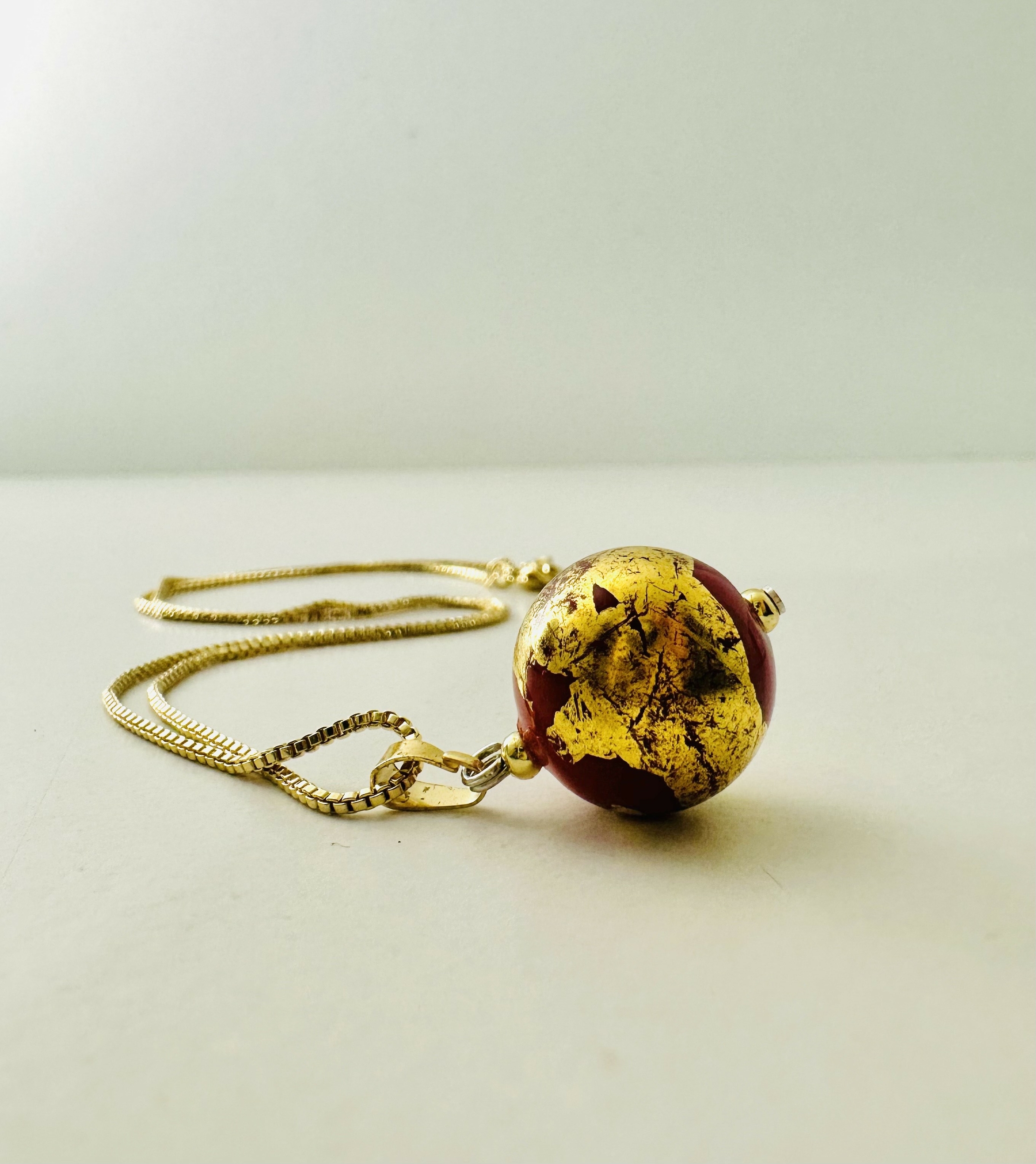 collier rouge et or