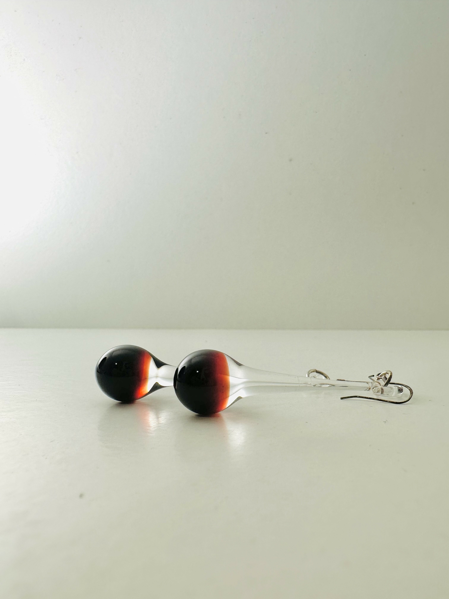 boucles d\'oreilles gouttes longues rouge