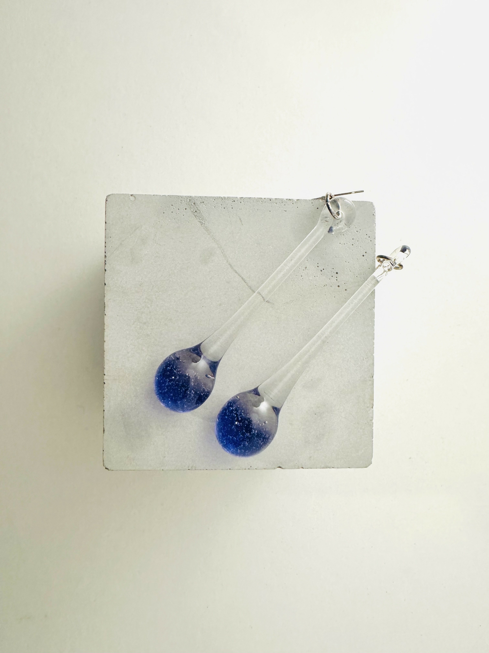 boucles d\'oreilles gouttes longues parme