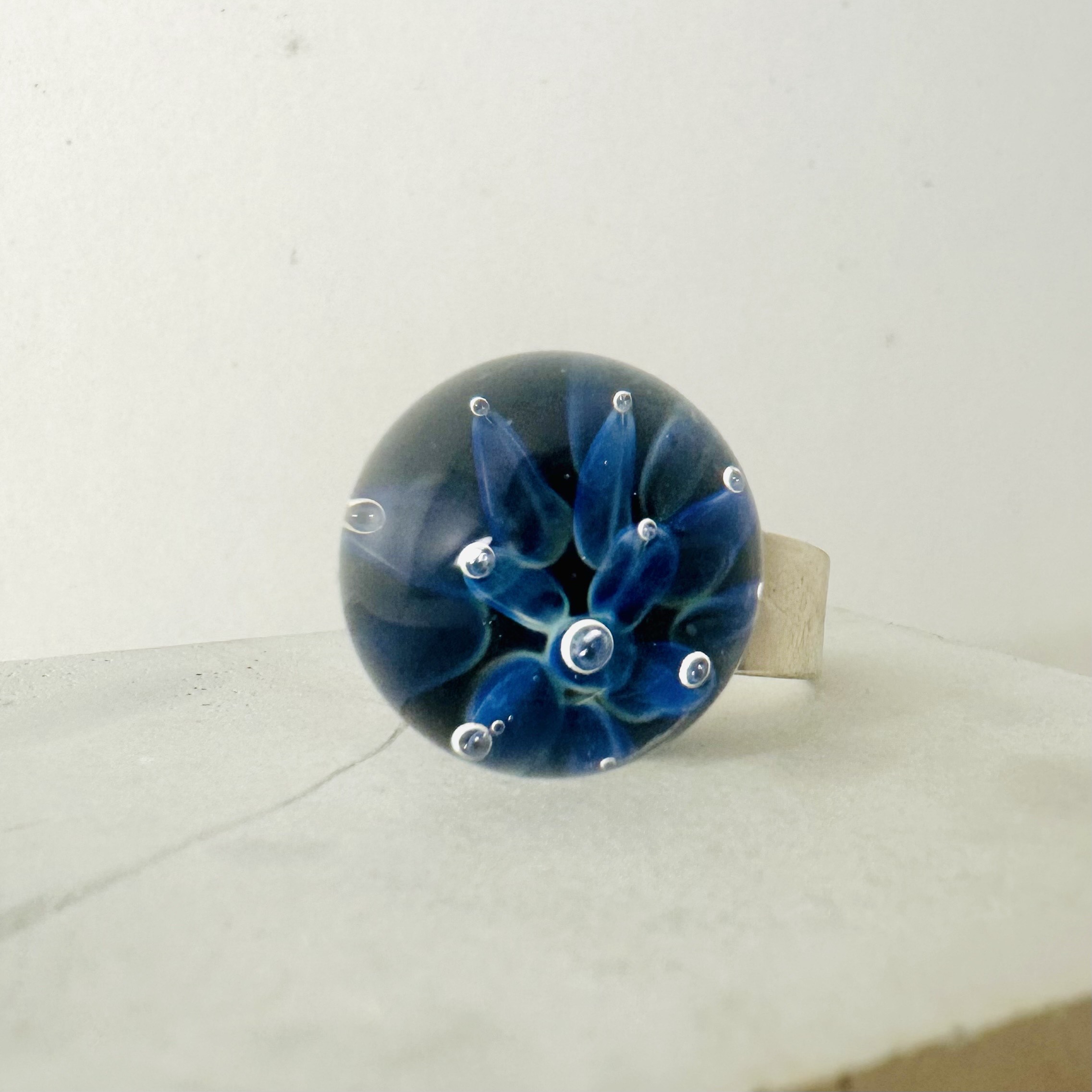 Bague réglable en argent avec anémone bleue translucide – Éclat marin