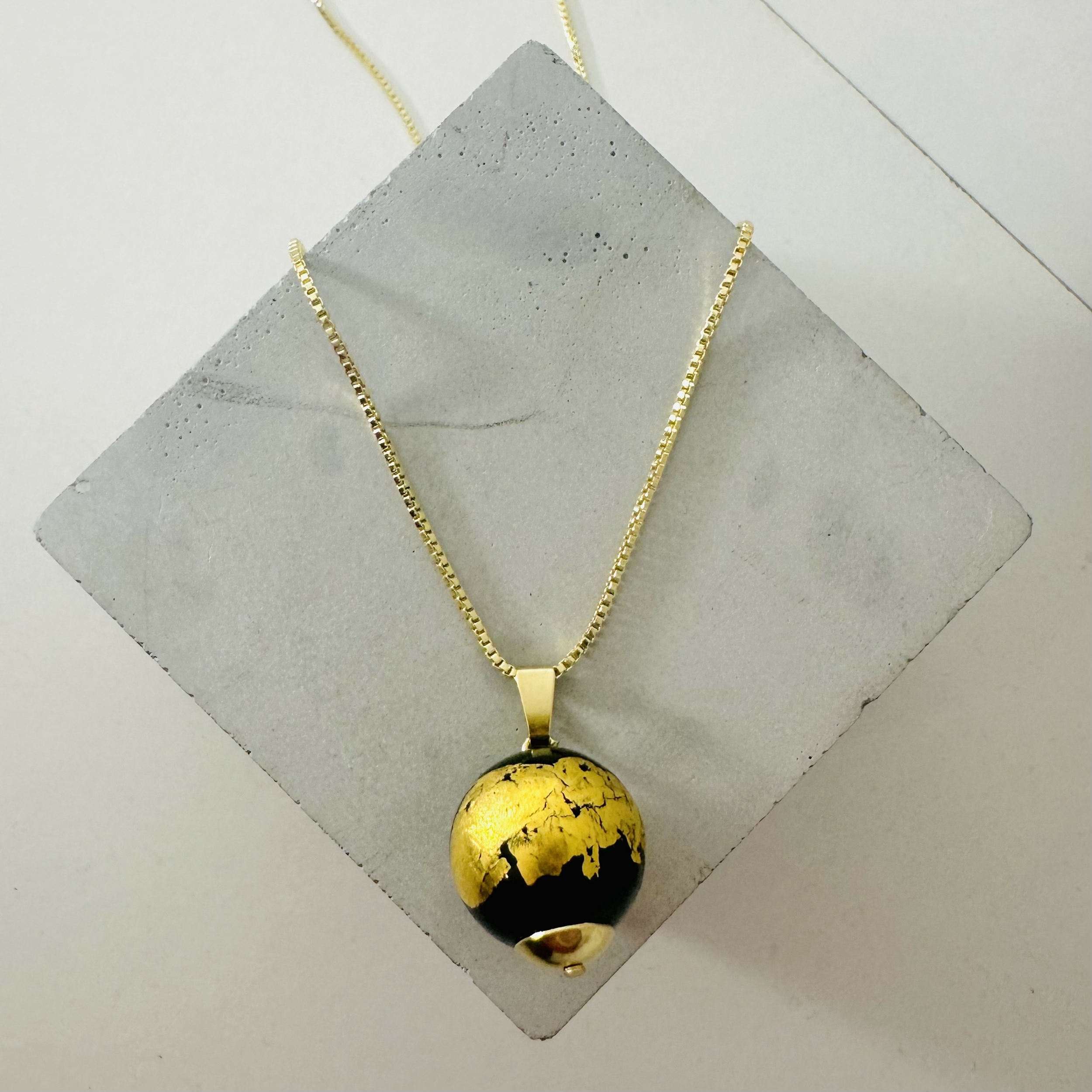 Collier en Verre Noir Éclat de Feuille d\'Or