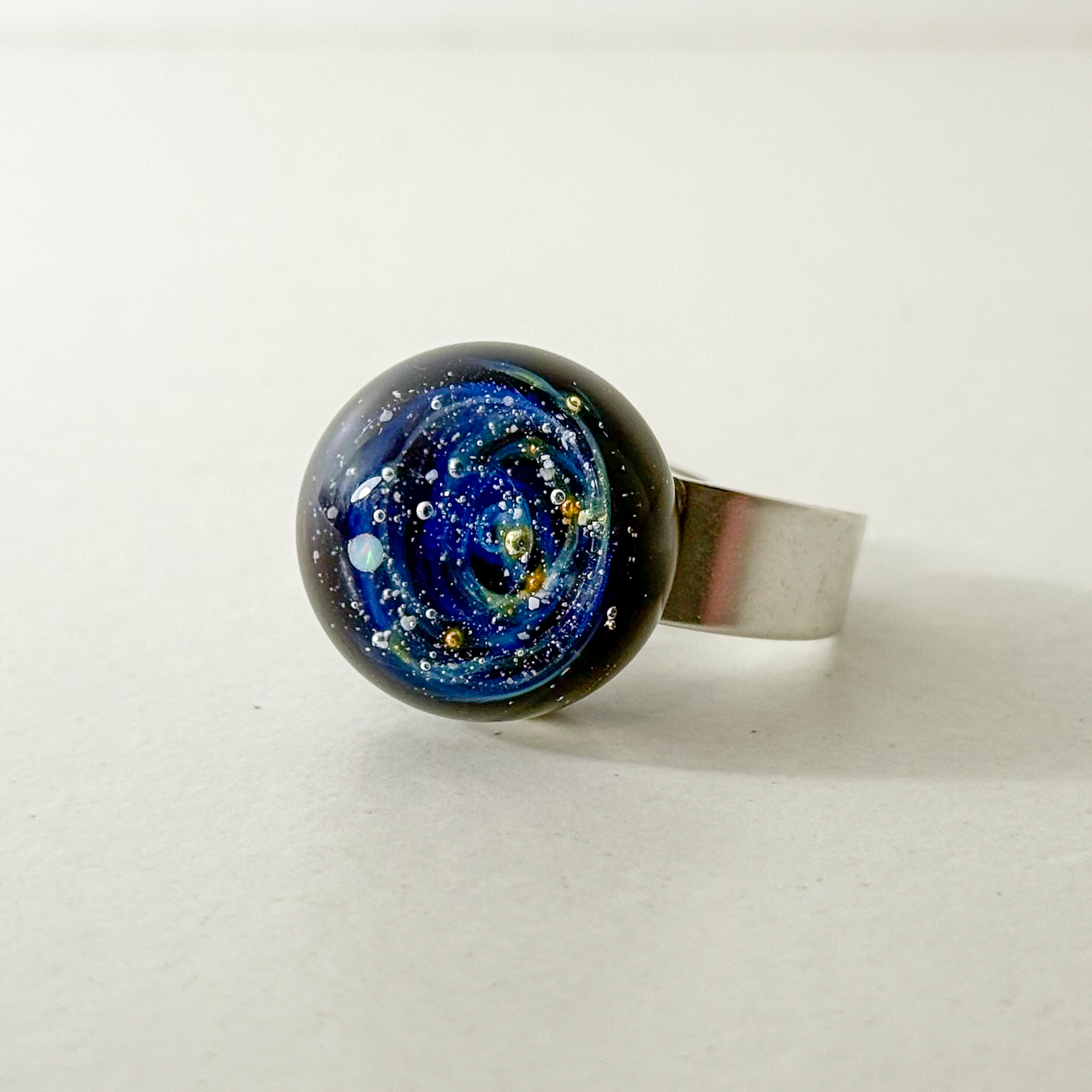 Bague Galaxie en verre montée sur anneau en argent massif