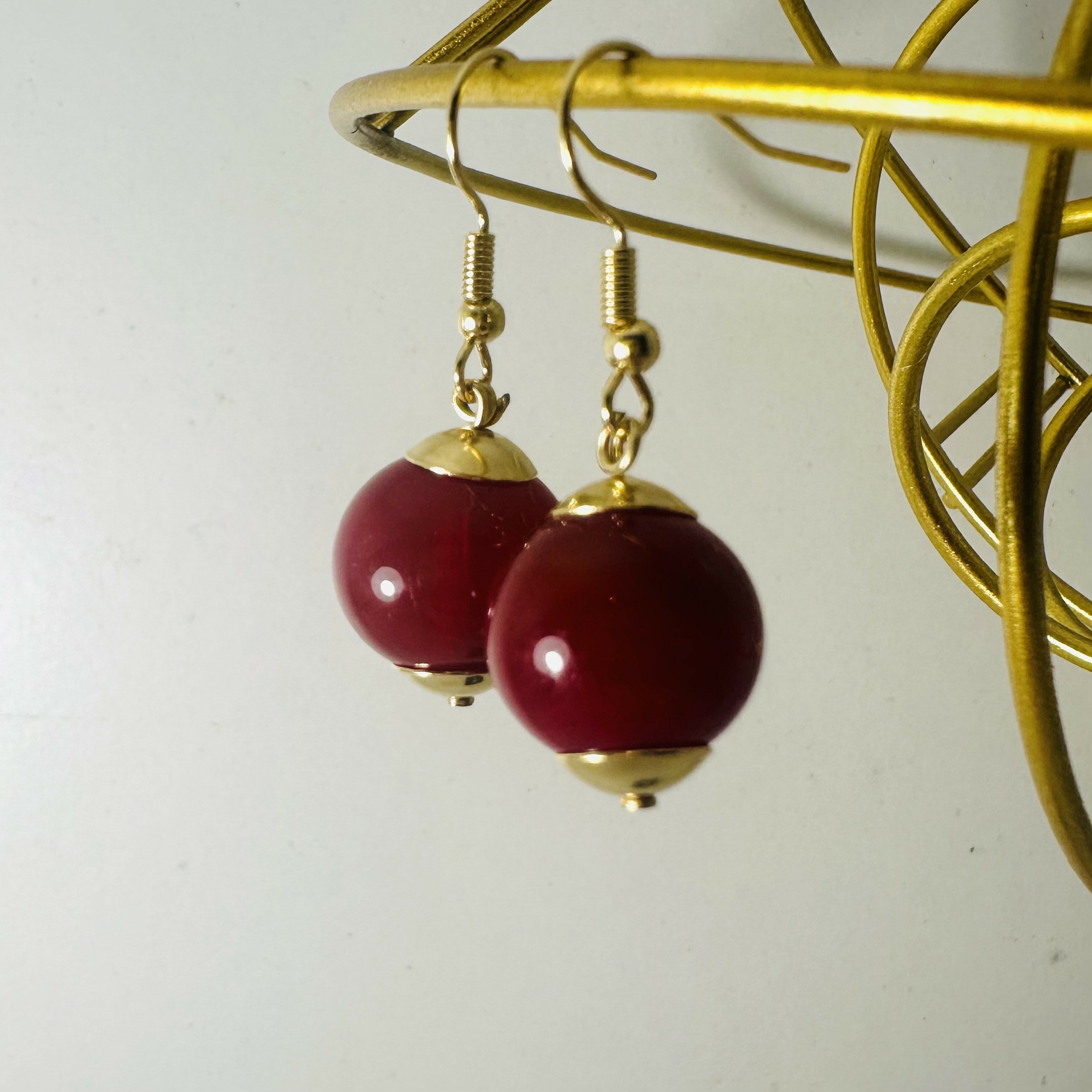 boucles d\'oreilles Lou rouges