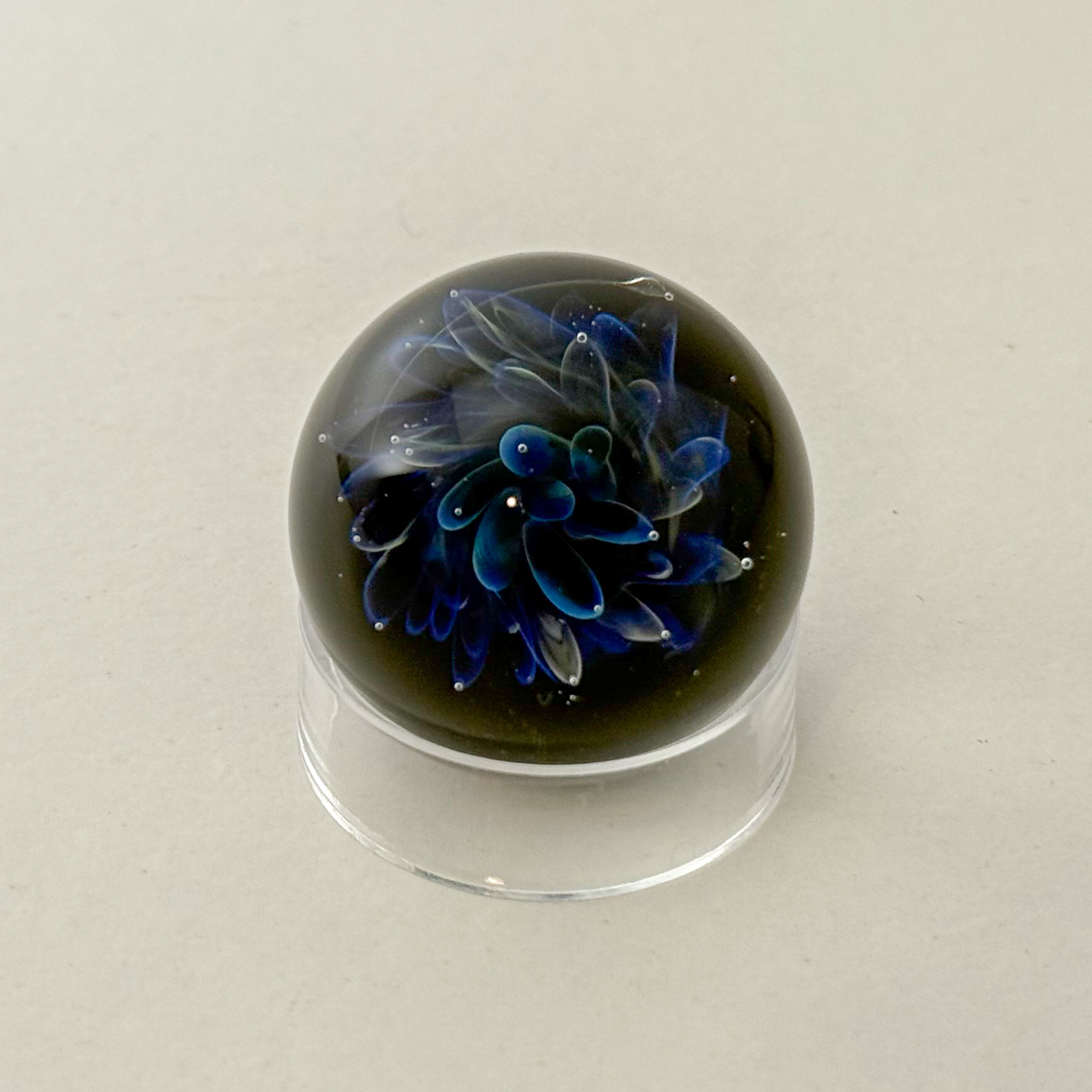 Mini sphère de verre fleur bleue