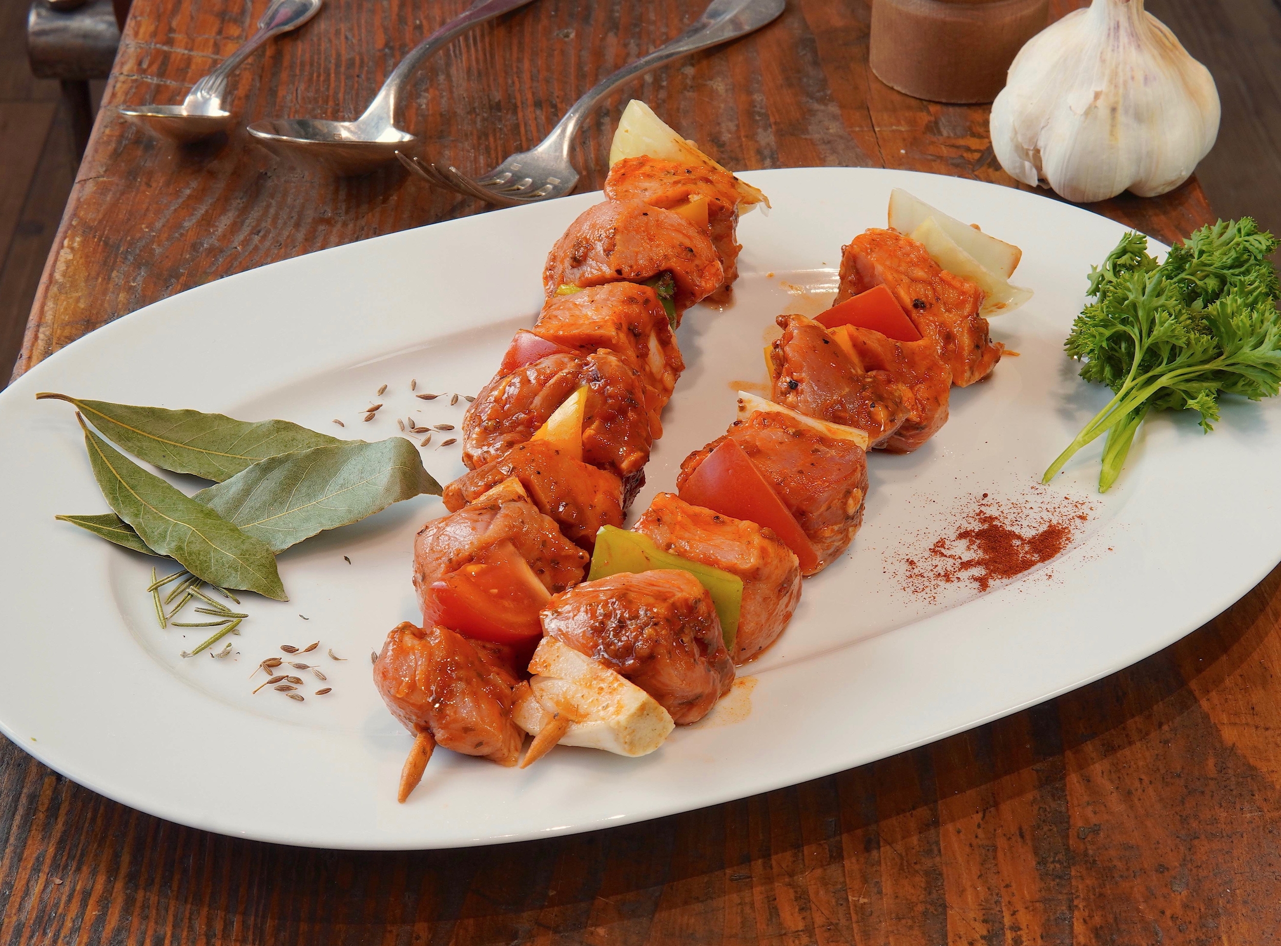 Brochettes de porc marinées (curry) 600gr (4 pièces)