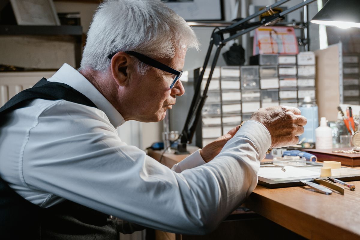 Intervention sur montre à 8 vis