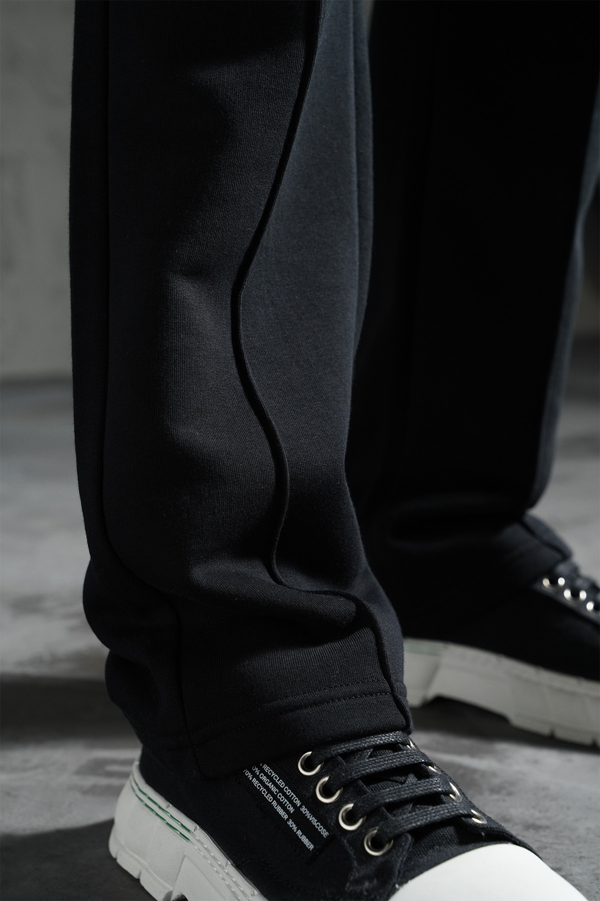 Ensemble Noir sweat col zippé minimal (1)