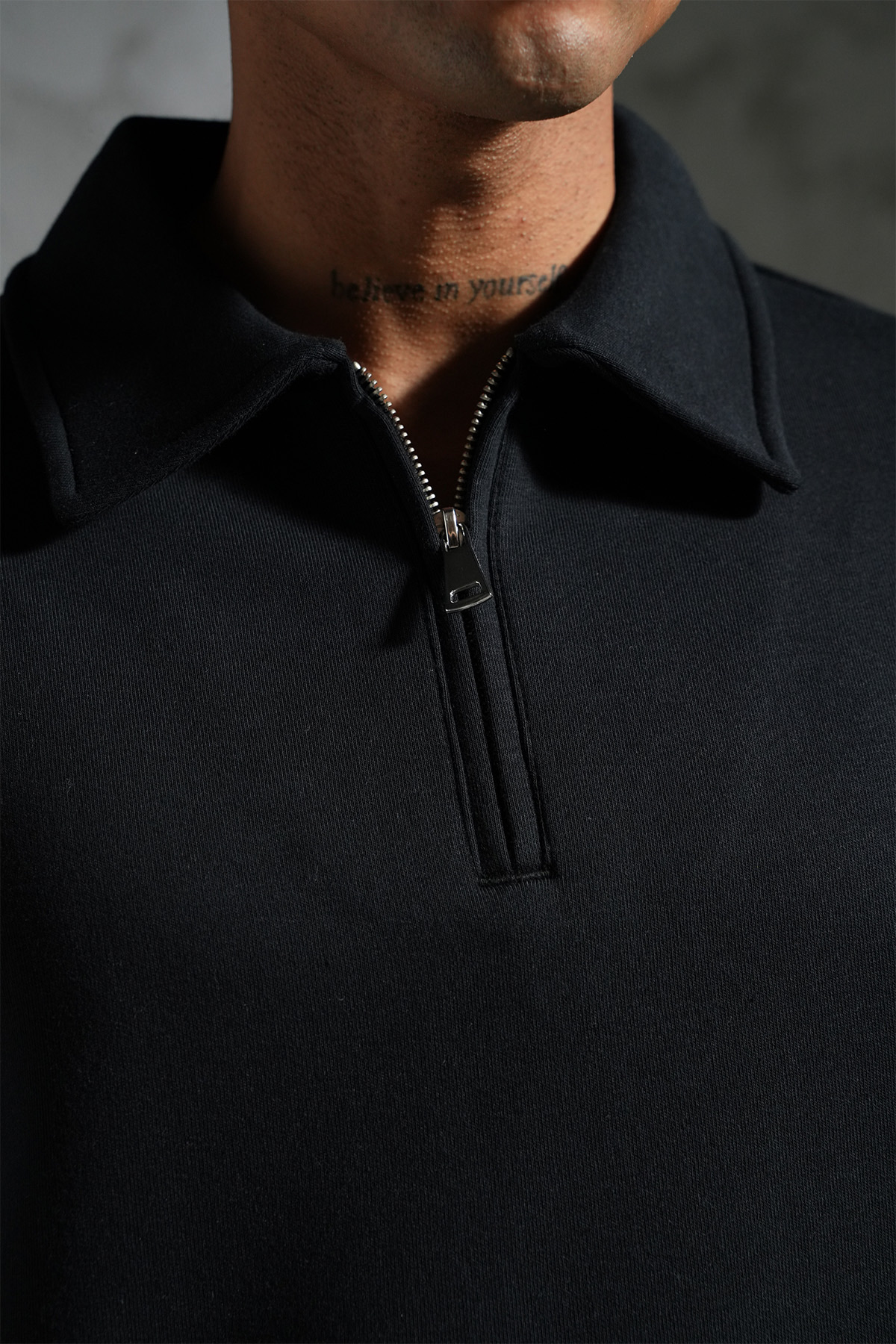 Ensemble Noir sweat col zippé minimal (3)