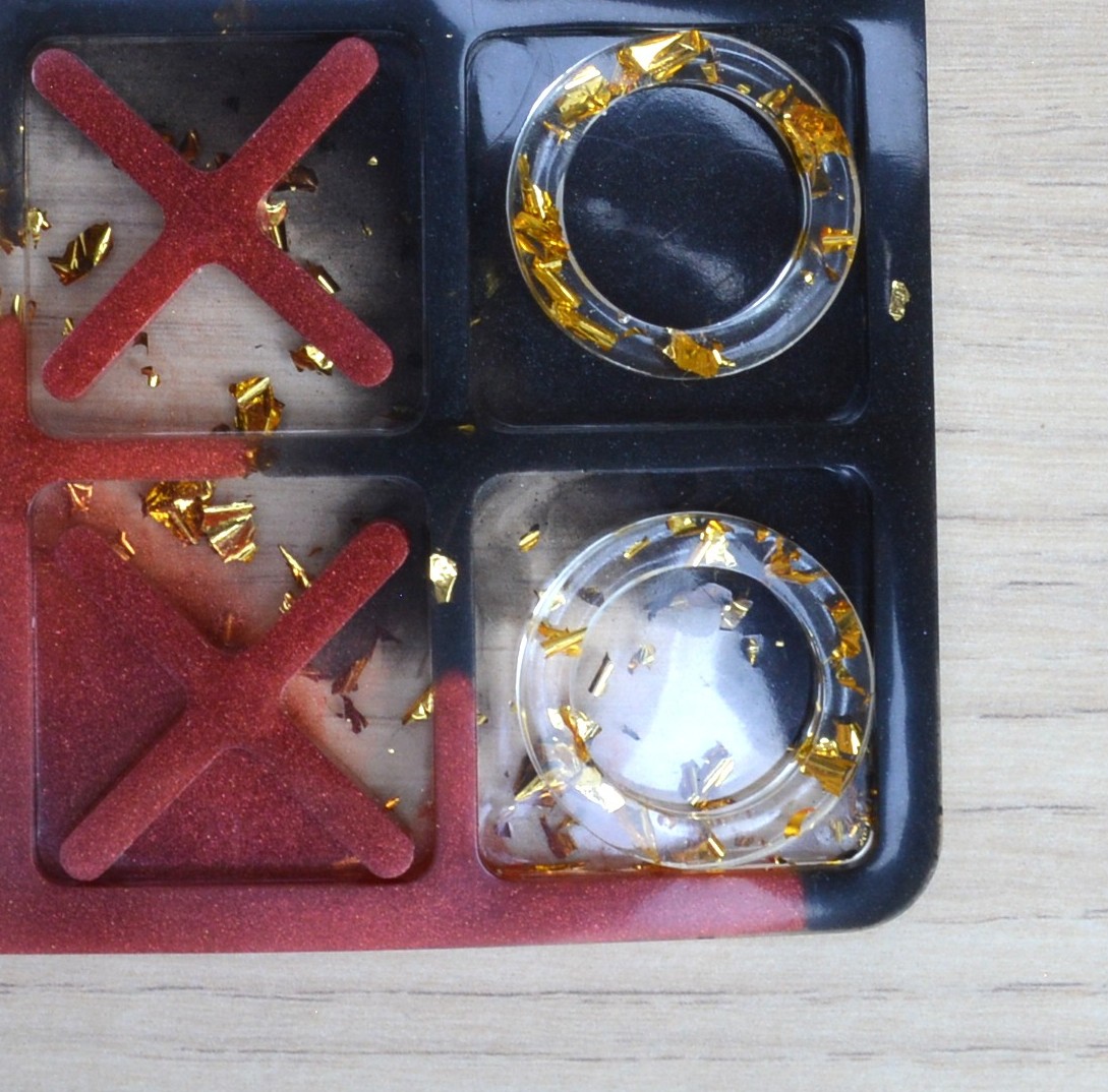 Morpion noir, bordeaux et or 1