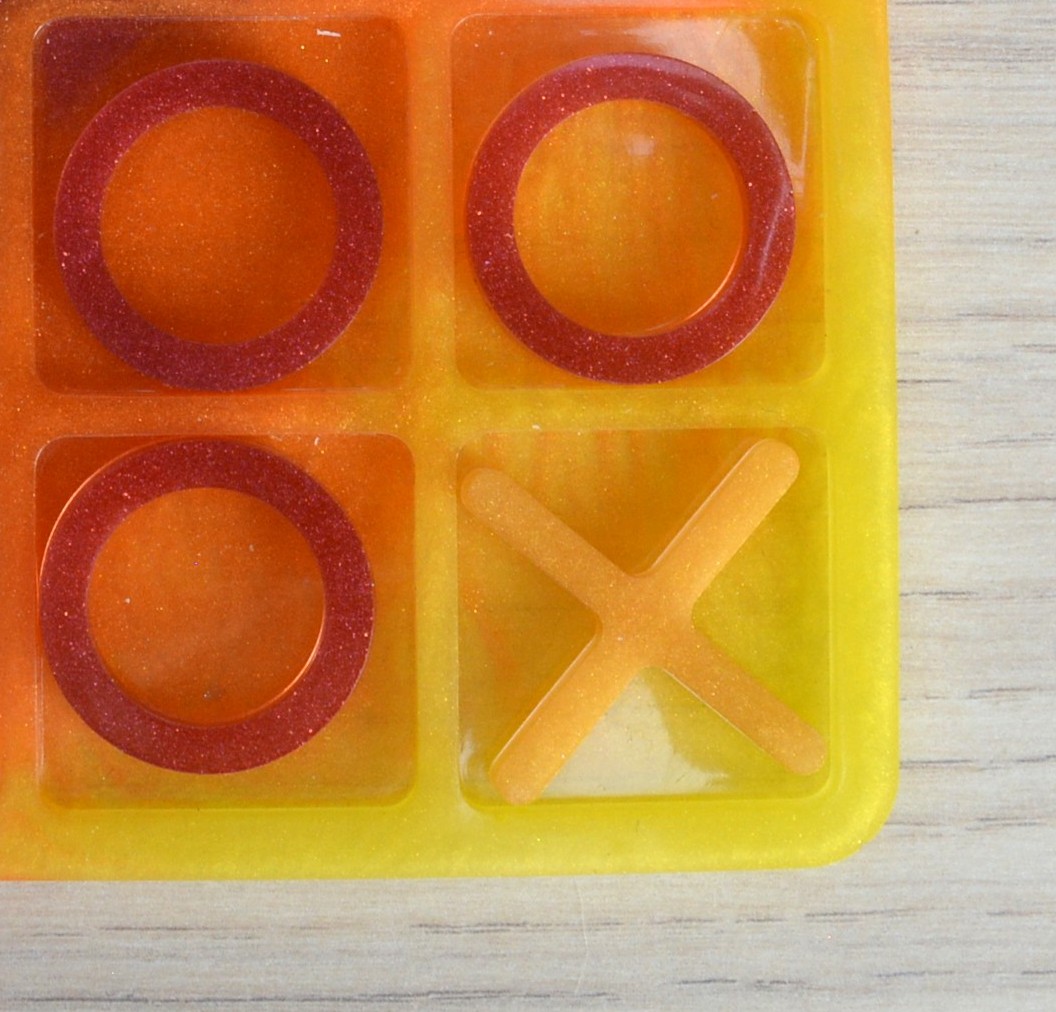 Morpion rouge, orange et jaune 1