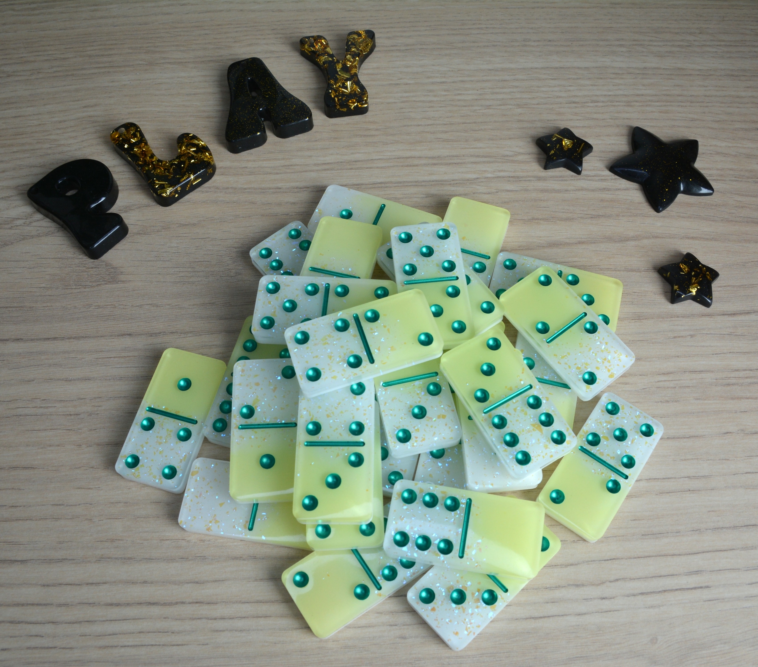 Dominos jaune et paillettes