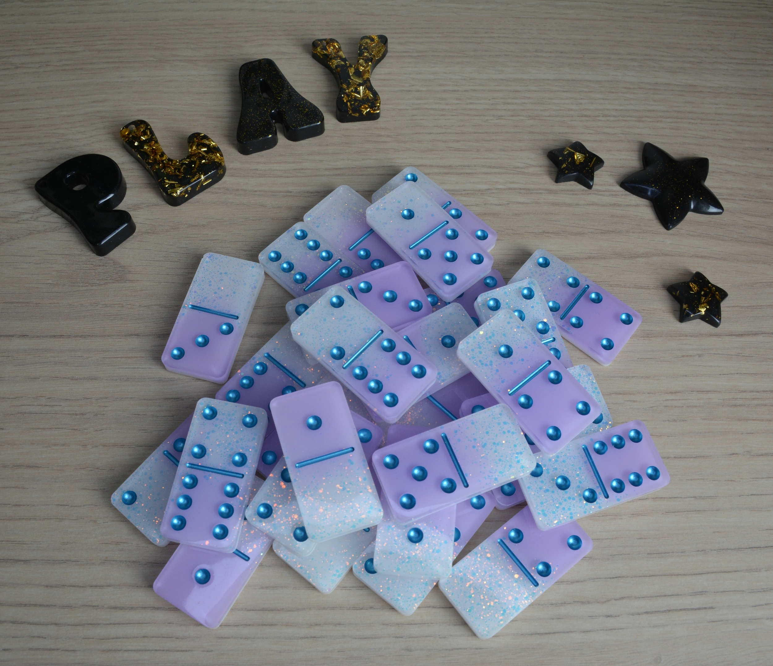 Dominos violet et paillettes