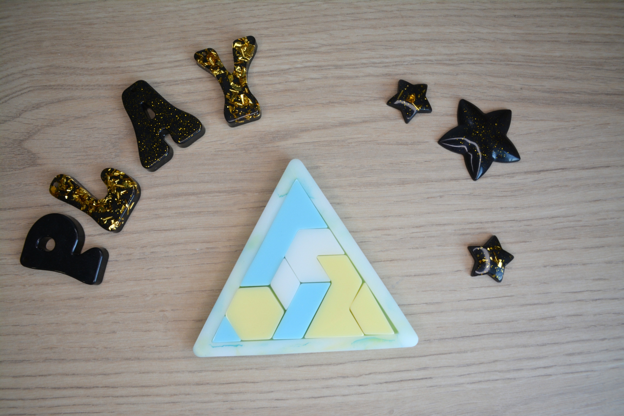 Bleu, jaune et blanc