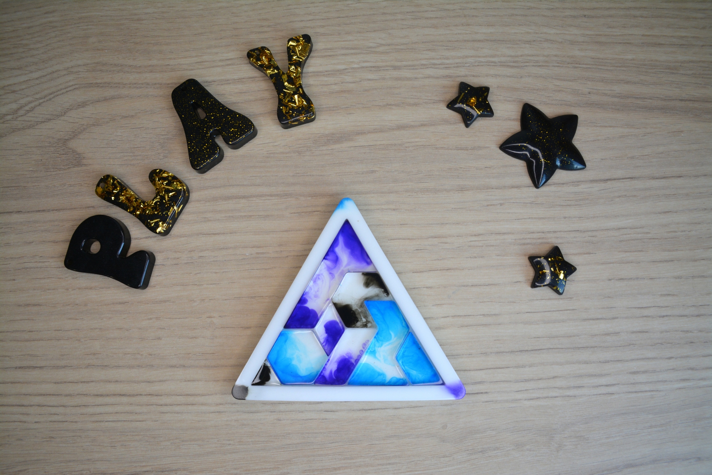 Gouttes violet, bleu et noir