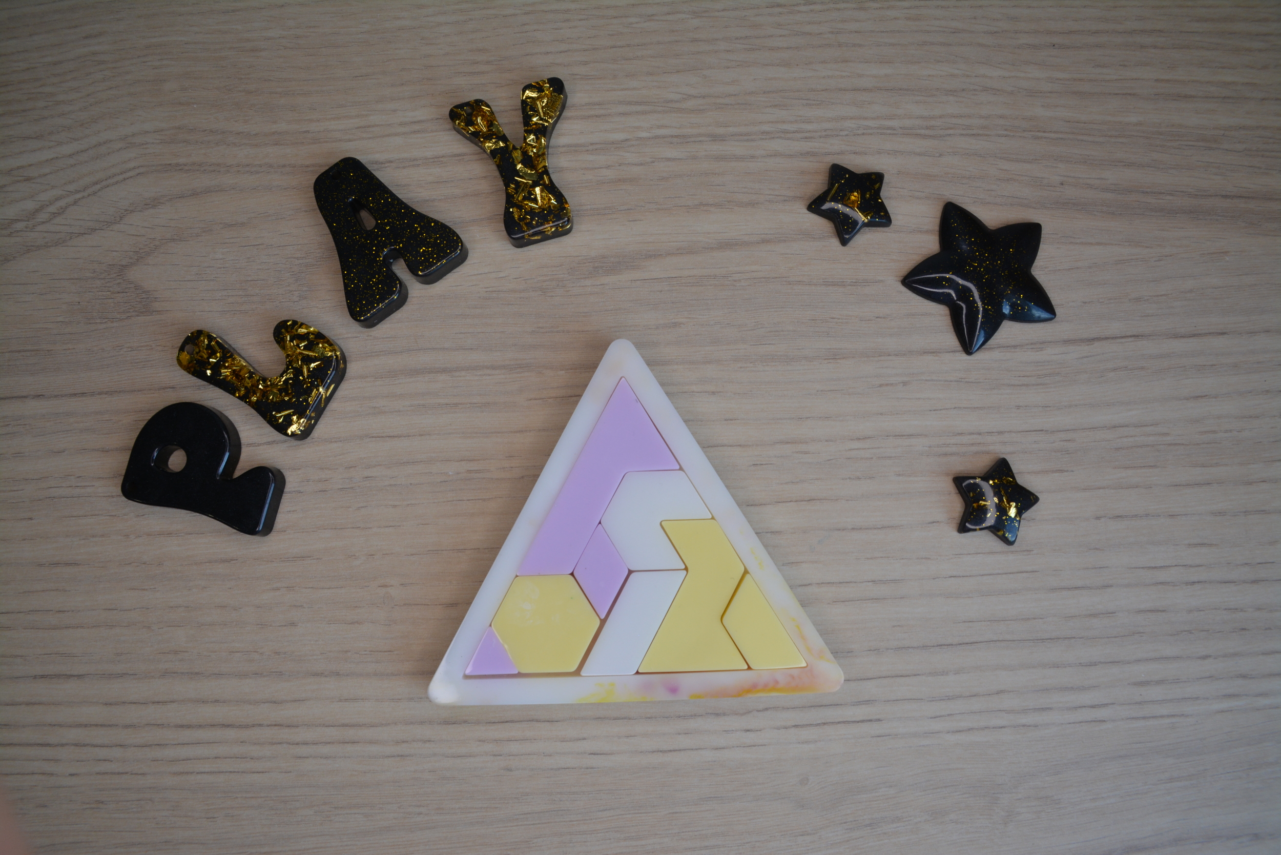 Violet, jaune et blanc