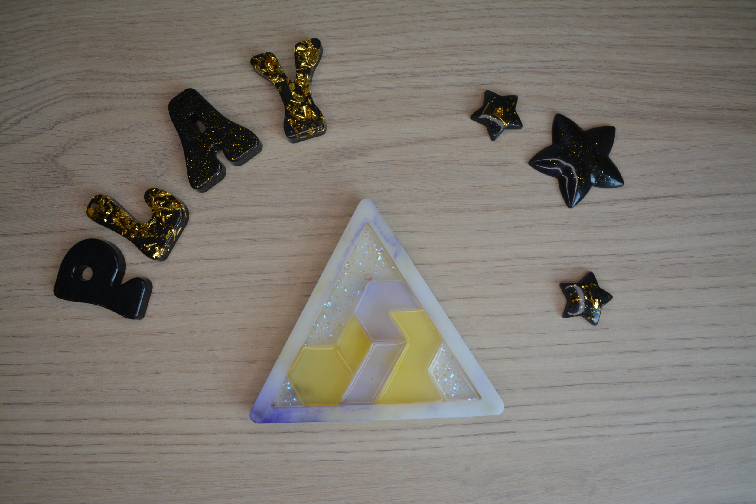 Violet, jaune et paillettes