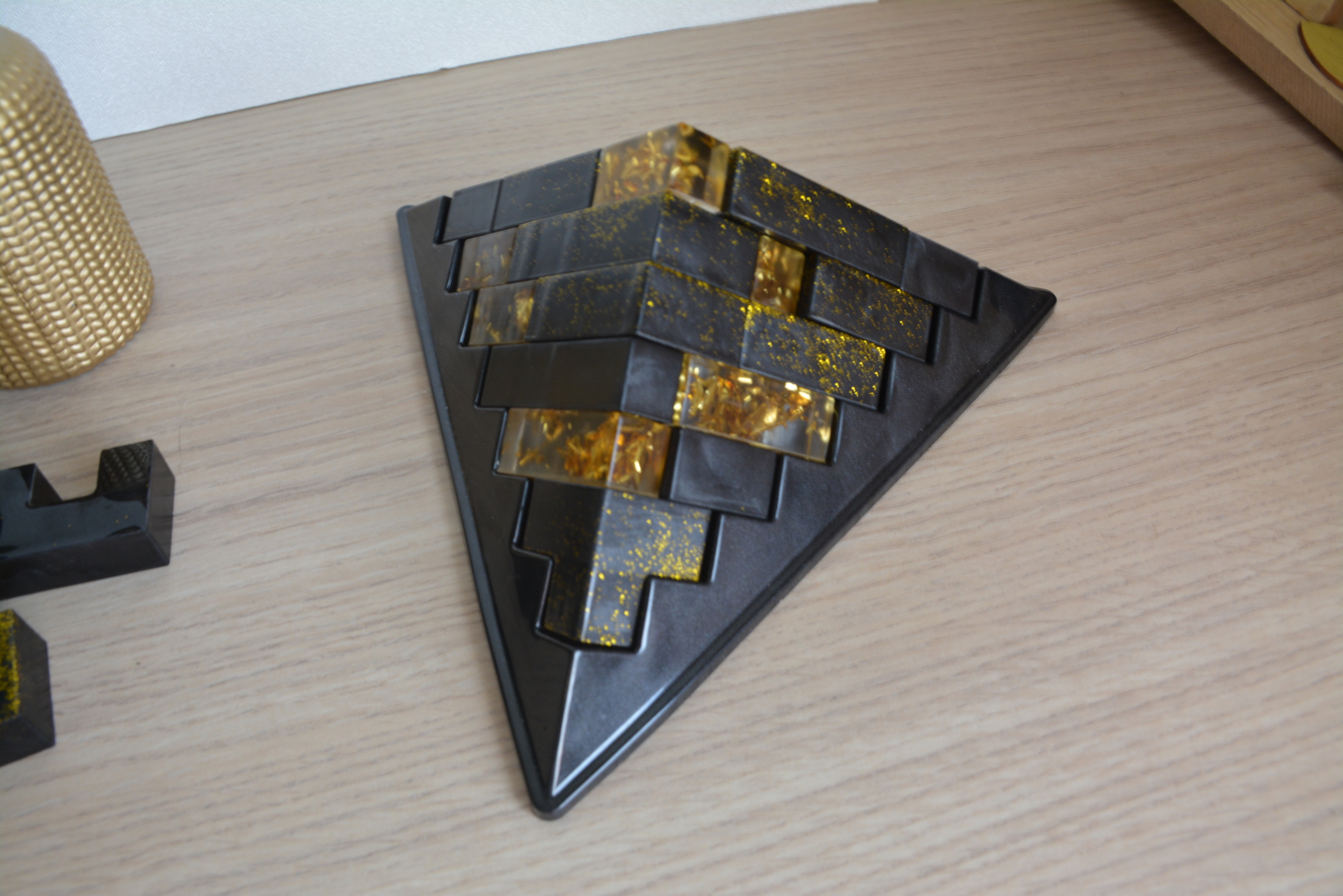 Pyramide noir et or 2