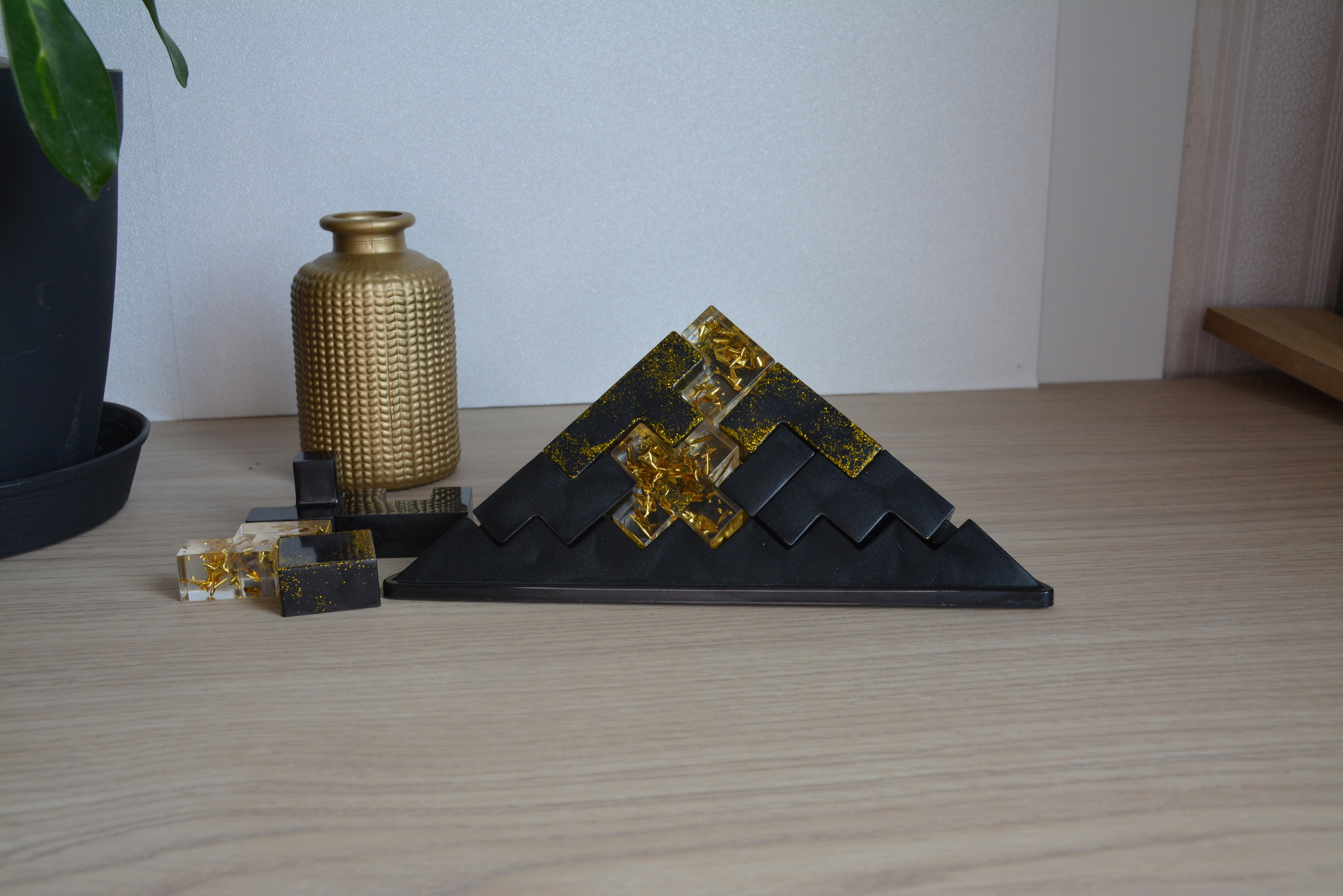 Pyramide noir et or