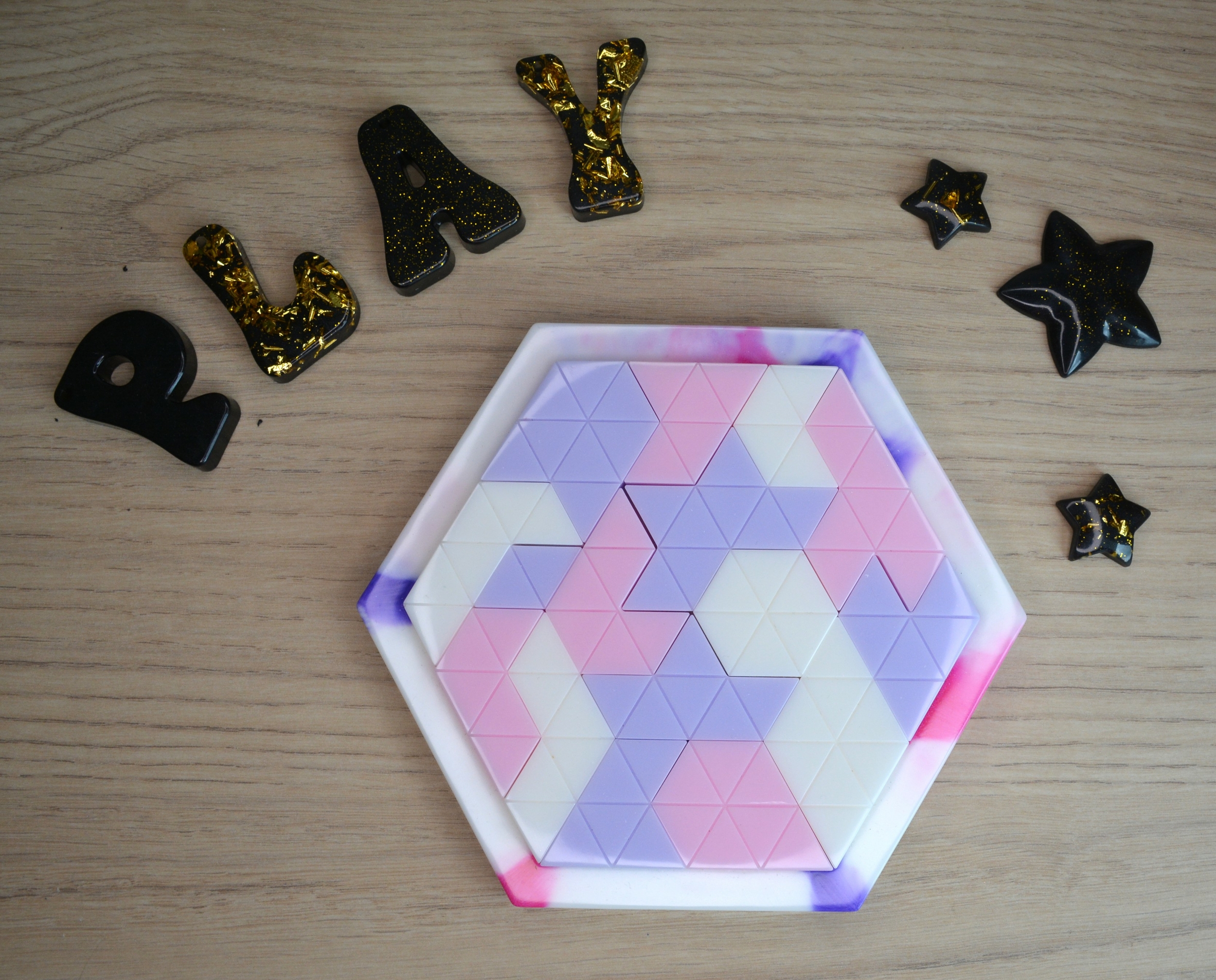 Violet, rose et blanc