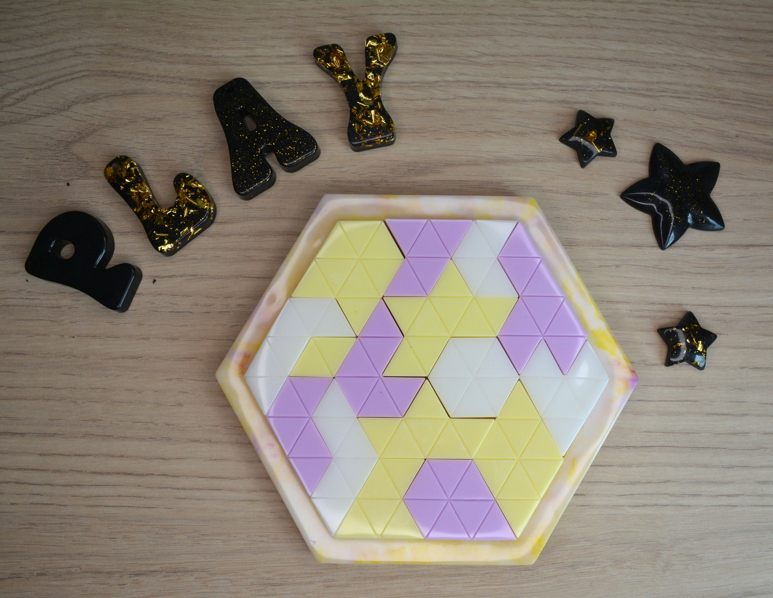 Violet, jaune et blanc