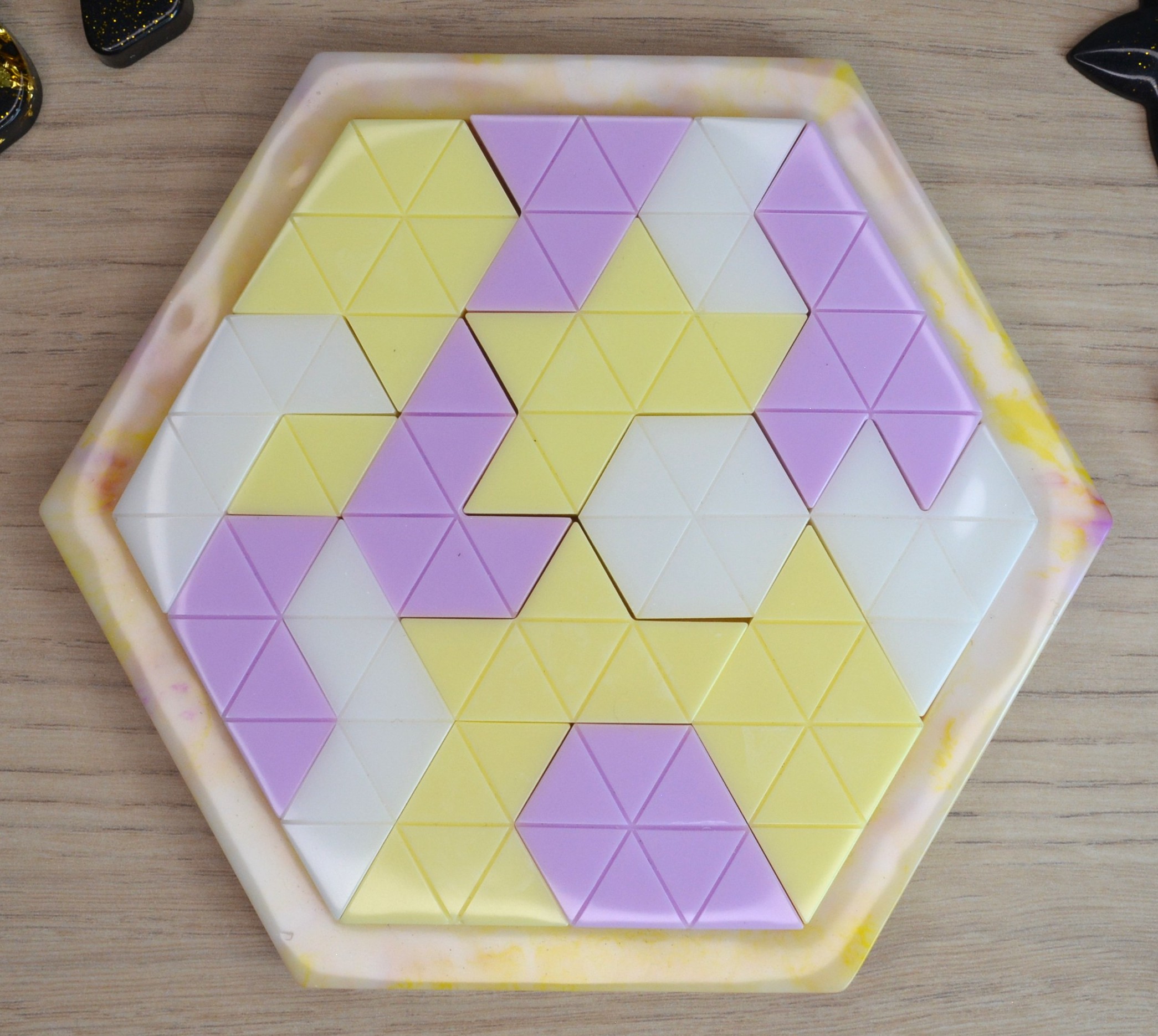 Violet, jaune et blanc 1