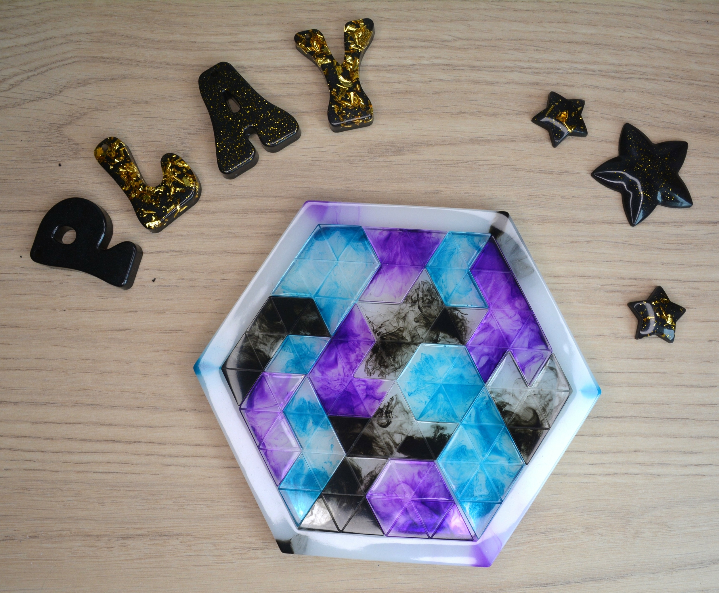 Violet, bleu et noir