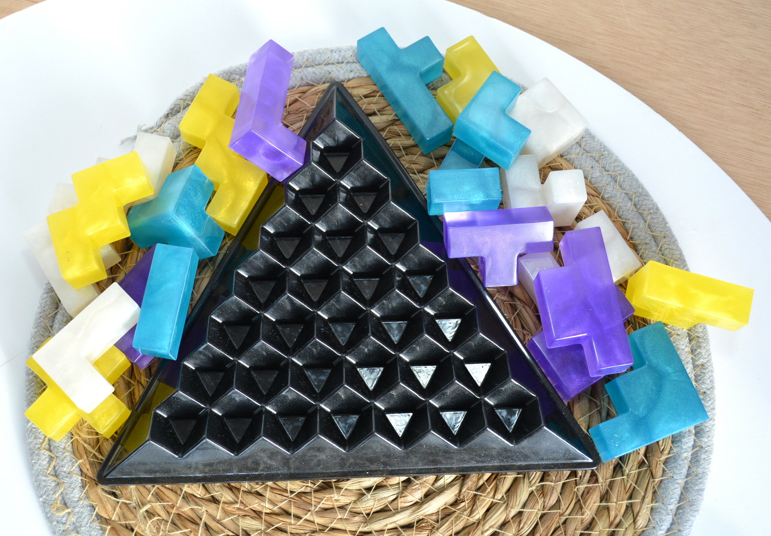Casse-tête pyramide jaune, violet, bleu et blanc 7