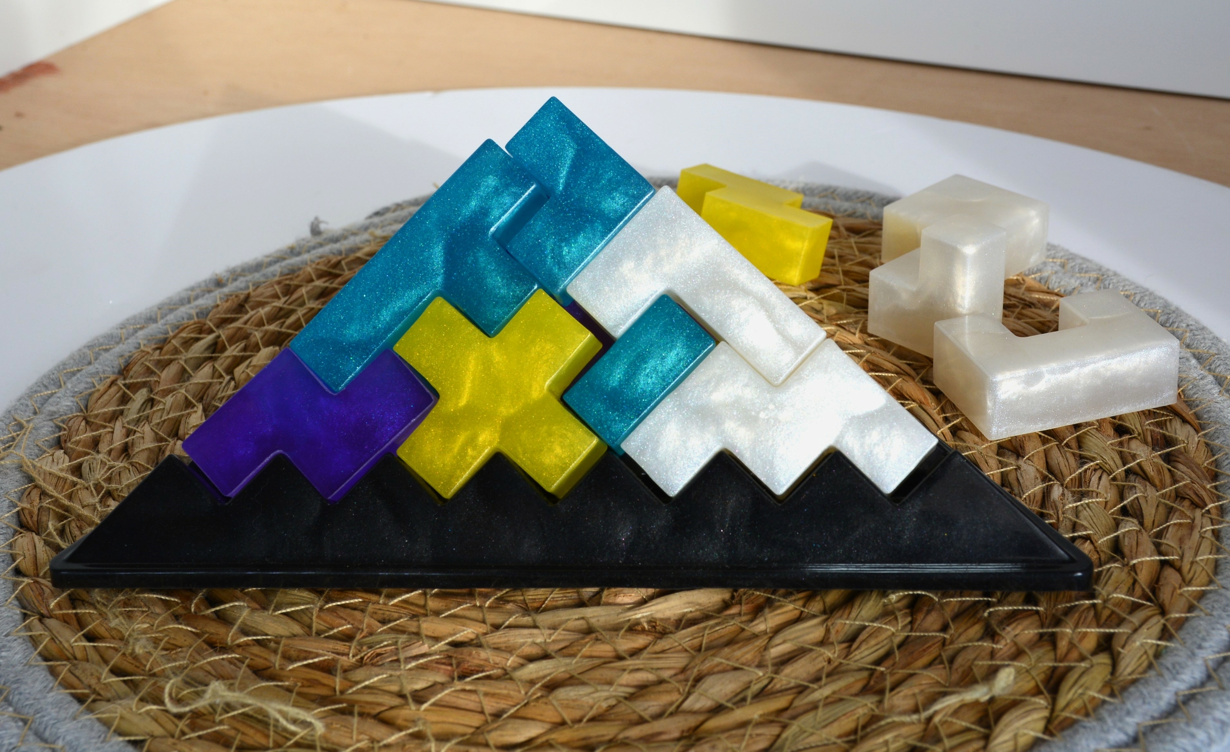 Casse-tête pyramide jaune, violet, bleu et blanc